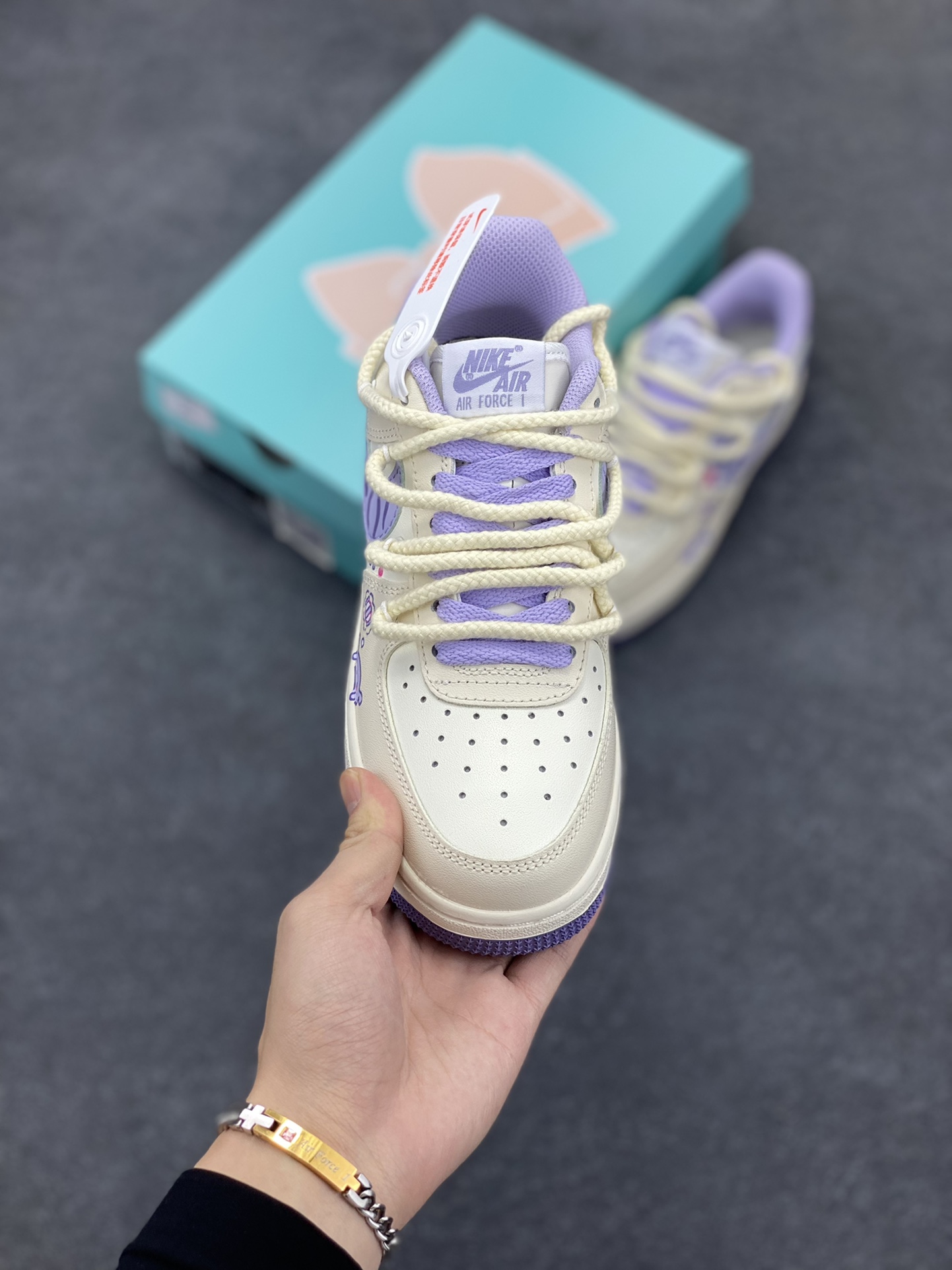 图片[2]-Nike Air Force 1 Low “Kuromi” “酷洛米”空军一号低帮休闲运动绑带板鞋  酷洛米有着一身标志性的黑色皮毛，搭配上粉色的点缀，那粉色的骷髅头图案装饰在她的身体各处，让她在神秘中又透出一丝俏皮与可爱。她的耳朵尖尖的，像两座小山峰，时刻警惕地竖着，仿佛在聆听着周围世界的每一个动静 货号：BD7701-220 尺码：36 36.5 37.5 38 38.5 39 40 40.5 41 42 42.5 43 44 44.5 45-选品中心