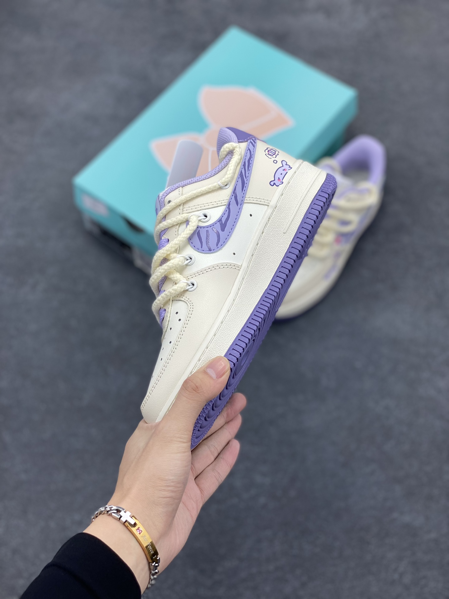图片[3]-Nike Air Force 1 Low “Kuromi” “酷洛米”空军一号低帮休闲运动绑带板鞋  酷洛米有着一身标志性的黑色皮毛，搭配上粉色的点缀，那粉色的骷髅头图案装饰在她的身体各处，让她在神秘中又透出一丝俏皮与可爱。她的耳朵尖尖的，像两座小山峰，时刻警惕地竖着，仿佛在聆听着周围世界的每一个动静 货号：BD7701-220 尺码：36 36.5 37.5 38 38.5 39 40 40.5 41 42 42.5 43 44 44.5 45-选品中心