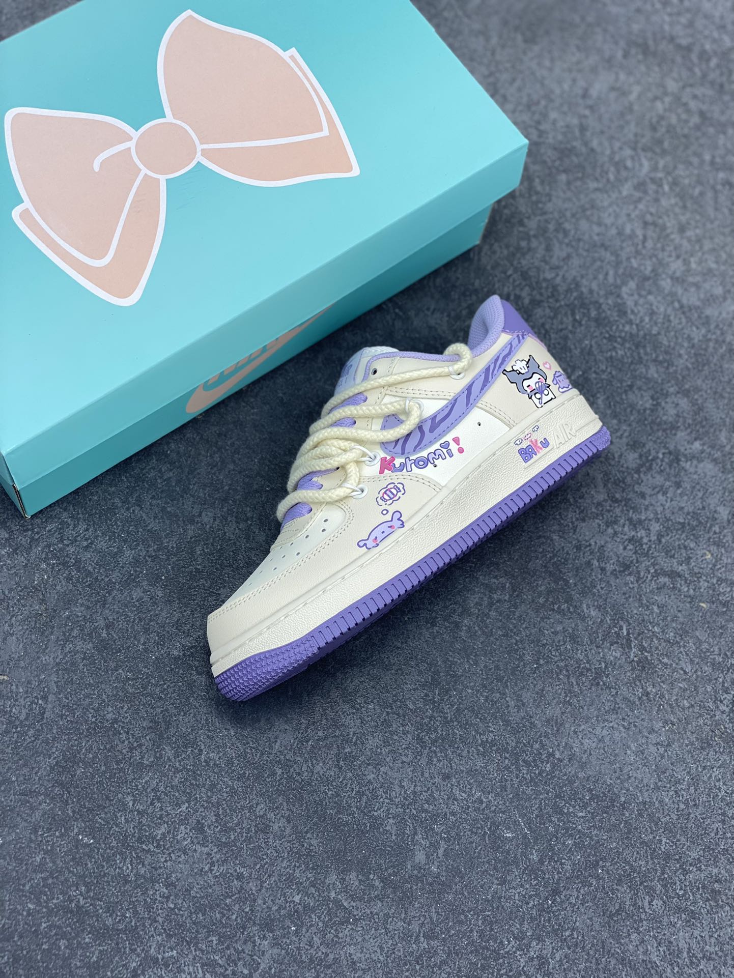 图片[7]-Nike Air Force 1 Low “Kuromi” “酷洛米”空军一号低帮休闲运动绑带板鞋  酷洛米有着一身标志性的黑色皮毛，搭配上粉色的点缀，那粉色的骷髅头图案装饰在她的身体各处，让她在神秘中又透出一丝俏皮与可爱。她的耳朵尖尖的，像两座小山峰，时刻警惕地竖着，仿佛在聆听着周围世界的每一个动静 货号：BD7701-220 尺码：36 36.5 37.5 38 38.5 39 40 40.5 41 42 42.5 43 44 44.5 45-选品中心