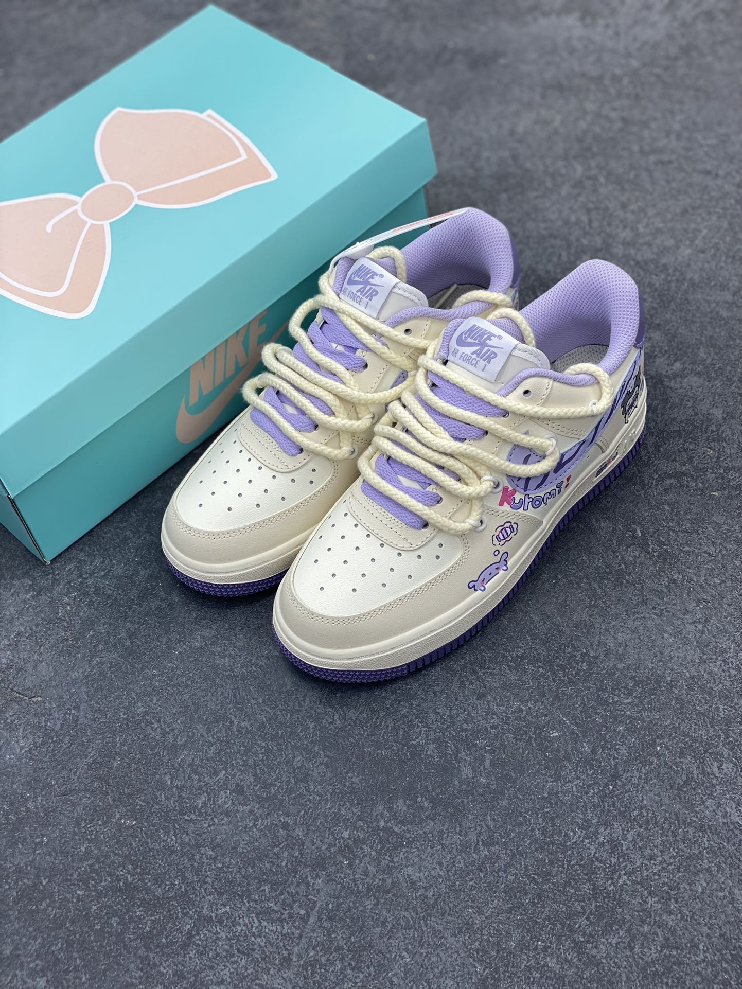 图片[8]-Nike Air Force 1 Low “Kuromi” “酷洛米”空军一号低帮休闲运动绑带板鞋  酷洛米有着一身标志性的黑色皮毛，搭配上粉色的点缀，那粉色的骷髅头图案装饰在她的身体各处，让她在神秘中又透出一丝俏皮与可爱。她的耳朵尖尖的，像两座小山峰，时刻警惕地竖着，仿佛在聆听着周围世界的每一个动静 货号：BD7701-220 尺码：36 36.5 37.5 38 38.5 39 40 40.5 41 42 42.5 43 44 44.5 45-选品中心