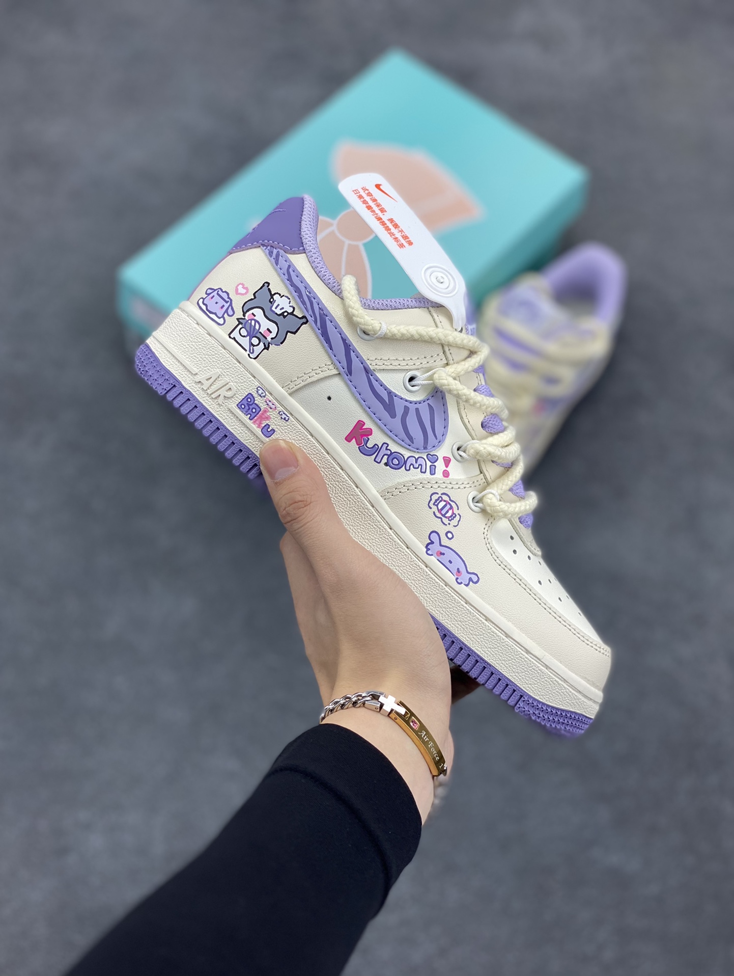 Nike Air Force 1 Low “Kuromi” “酷洛米”空军一号低帮休闲运动绑带板鞋  酷洛米有着一身标志性的黑色皮毛，搭配上粉色的点缀，那粉色的骷髅头图案装饰在她的身体各处，让她在神秘中又透出一丝俏皮与可爱。她的耳朵尖尖的，像两座小山峰，时刻警惕地竖着，仿佛在聆听着周围世界的每一个动静 货号：BD7701-220 尺码：36 36.5 37.5 38 38.5 39 40 40.5 41 42 42.5 43 44 44.5 45-选品中心