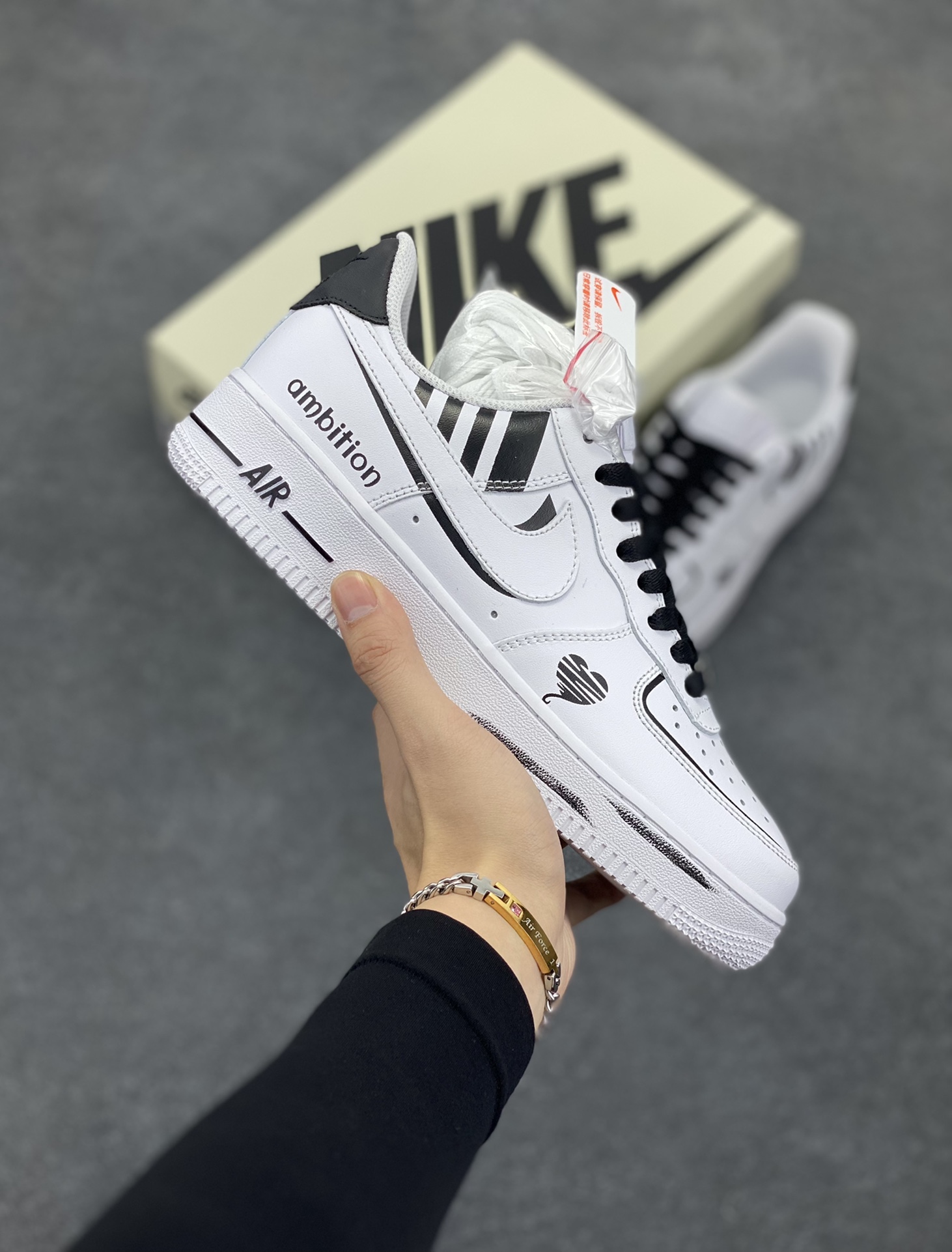 Nike Air Force 1 Low 爱心叠勾 原楦头原纸板 打造纯正空军版型 专注外贸渠道 全掌内置蜂窝气垫 原盒配件 原厂中底钢印、拉帮完美 货号：CW2288-022 尺码：36 36.5 37.5 38 38.5 39 40 40.5 41 42 42.5 43 44 44.5 45-选品中心