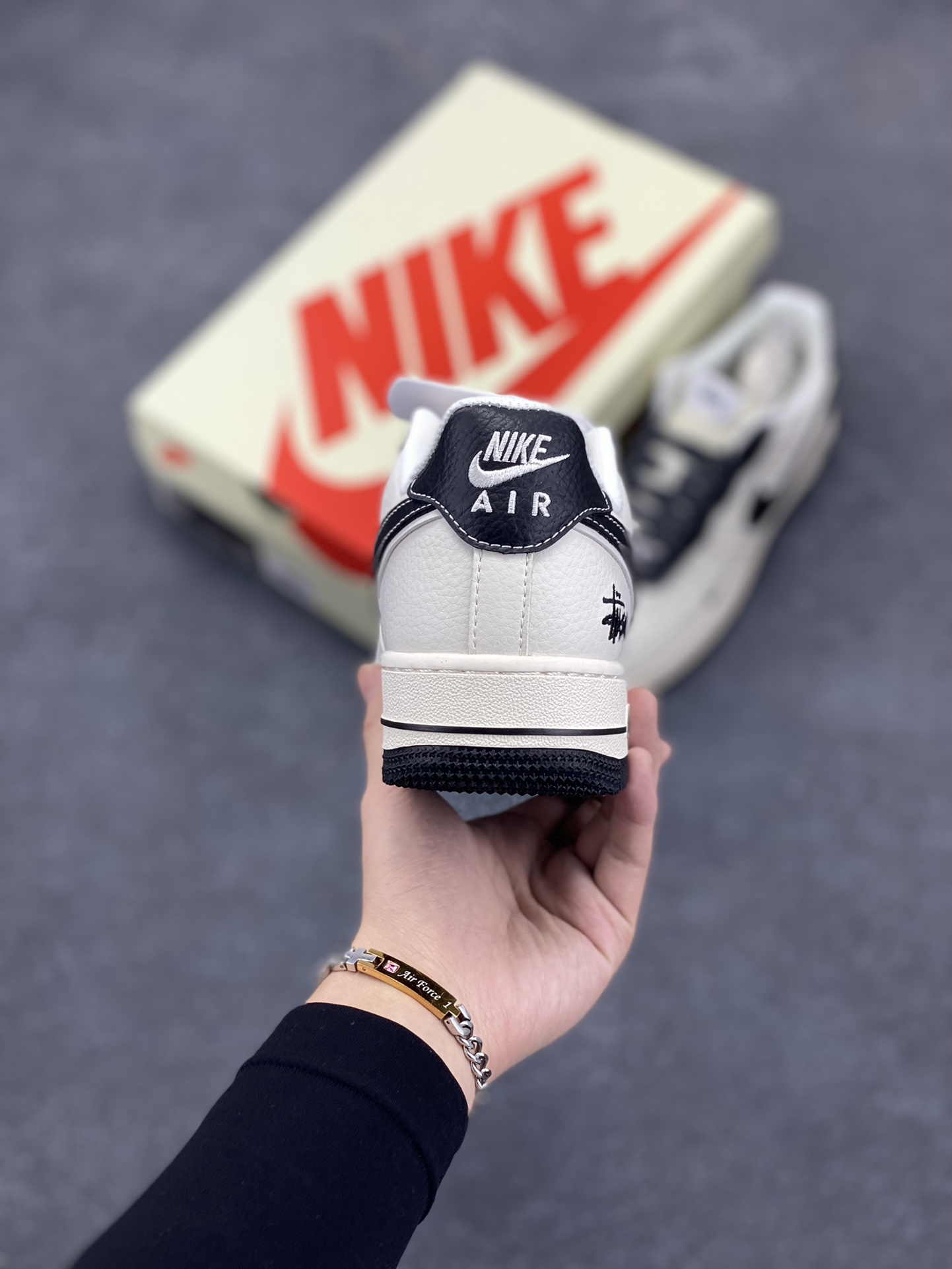 图片[4]-NIke Air Force 1 \’07 Low “斯图西联名–米黑云母”空军一号 低帮 运动鞋 休闲鞋 折边针车 工艺难度大 原楦头原纸板 原装鞋盒 定制五金配件 内置全掌气垫 原厂鞋底 货号：XZ6188-228 尺码：36 36.5 37.5 38 38.5 39 40 40.5 41 42 42.5 43 44 44.5 45-选品中心