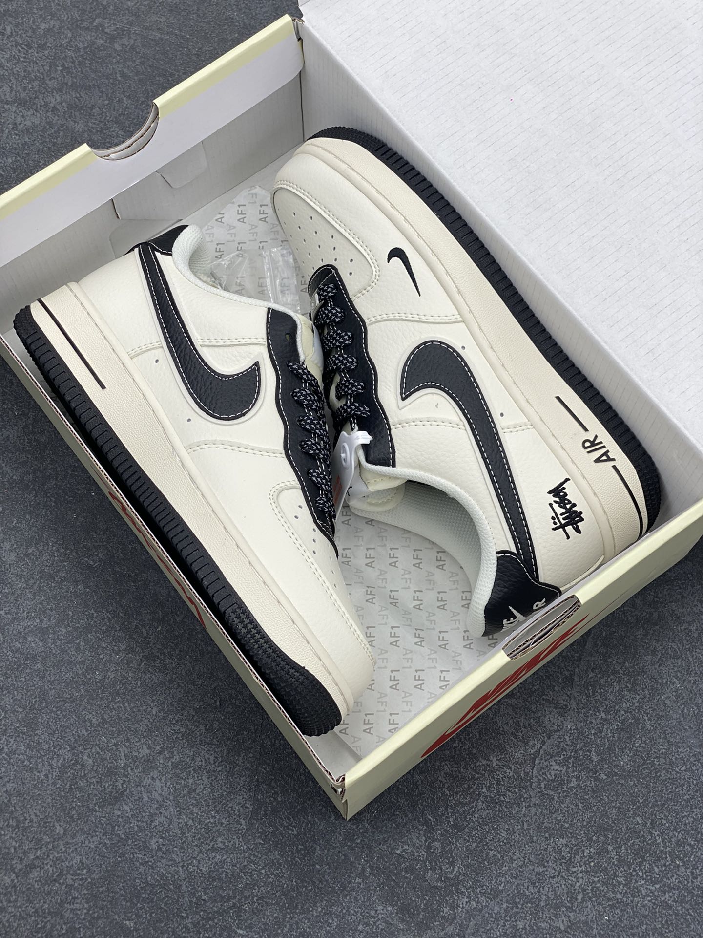 图片[9]-NIke Air Force 1 \’07 Low “斯图西联名–米黑云母”空军一号 低帮 运动鞋 休闲鞋 折边针车 工艺难度大 原楦头原纸板 原装鞋盒 定制五金配件 内置全掌气垫 原厂鞋底 货号：XZ6188-228 尺码：36 36.5 37.5 38 38.5 39 40 40.5 41 42 42.5 43 44 44.5 45-选品中心