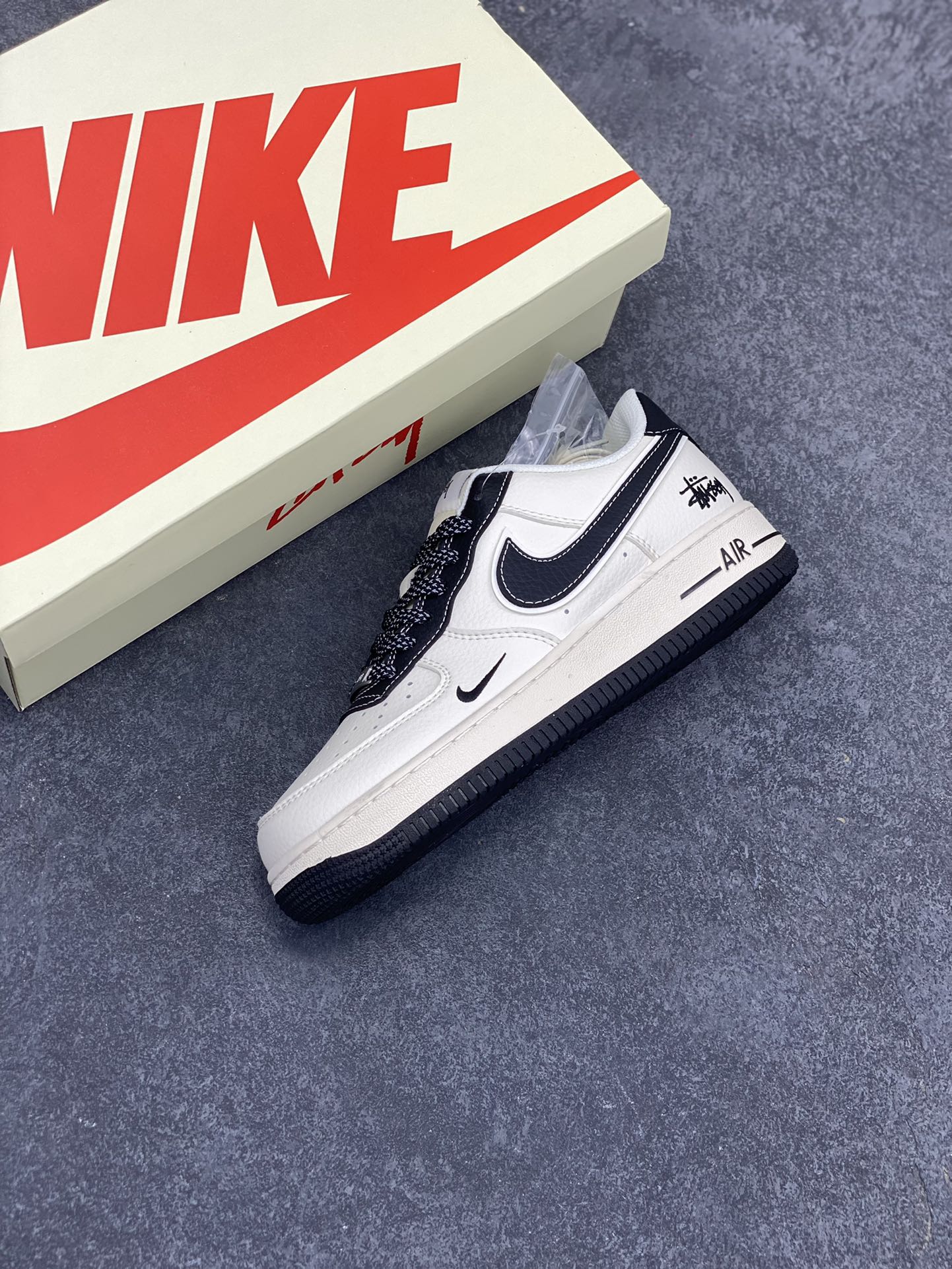 图片[7]-NIke Air Force 1 \’07 Low “斯图西联名–米黑云母”空军一号 低帮 运动鞋 休闲鞋 折边针车 工艺难度大 原楦头原纸板 原装鞋盒 定制五金配件 内置全掌气垫 原厂鞋底 货号：XZ6188-228 尺码：36 36.5 37.5 38 38.5 39 40 40.5 41 42 42.5 43 44 44.5 45-选品中心