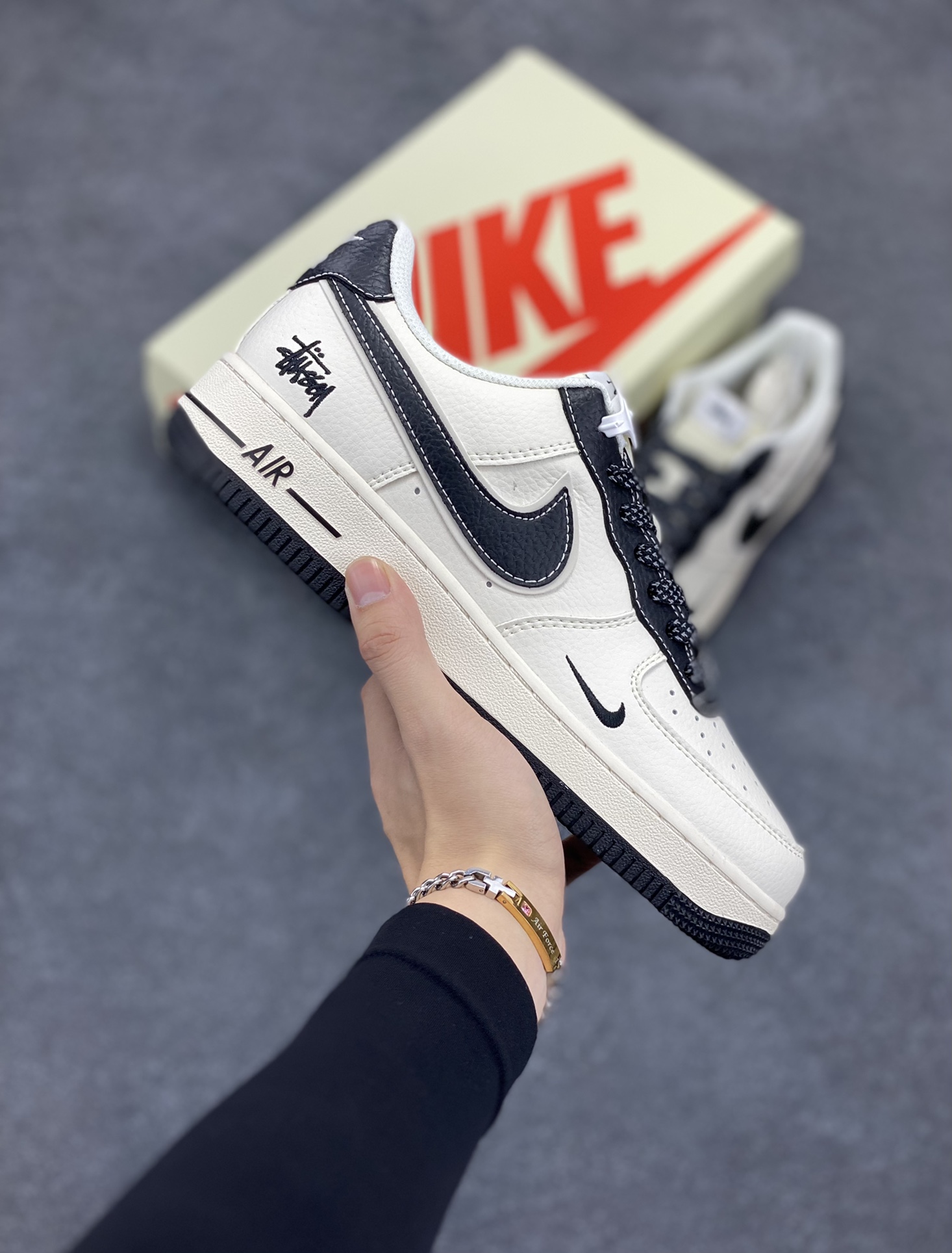 NIke Air Force 1 \’07 Low “斯图西联名–米黑云母”空军一号 低帮 运动鞋 休闲鞋 折边针车 工艺难度大 原楦头原纸板 原装鞋盒 定制五金配件 内置全掌气垫 原厂鞋底 货号:XZ6188-228 尺码:36 36.5 37.5 38 38.5 39 40 40.5 41 42 42.5 43 44 44.5 45-选品中心