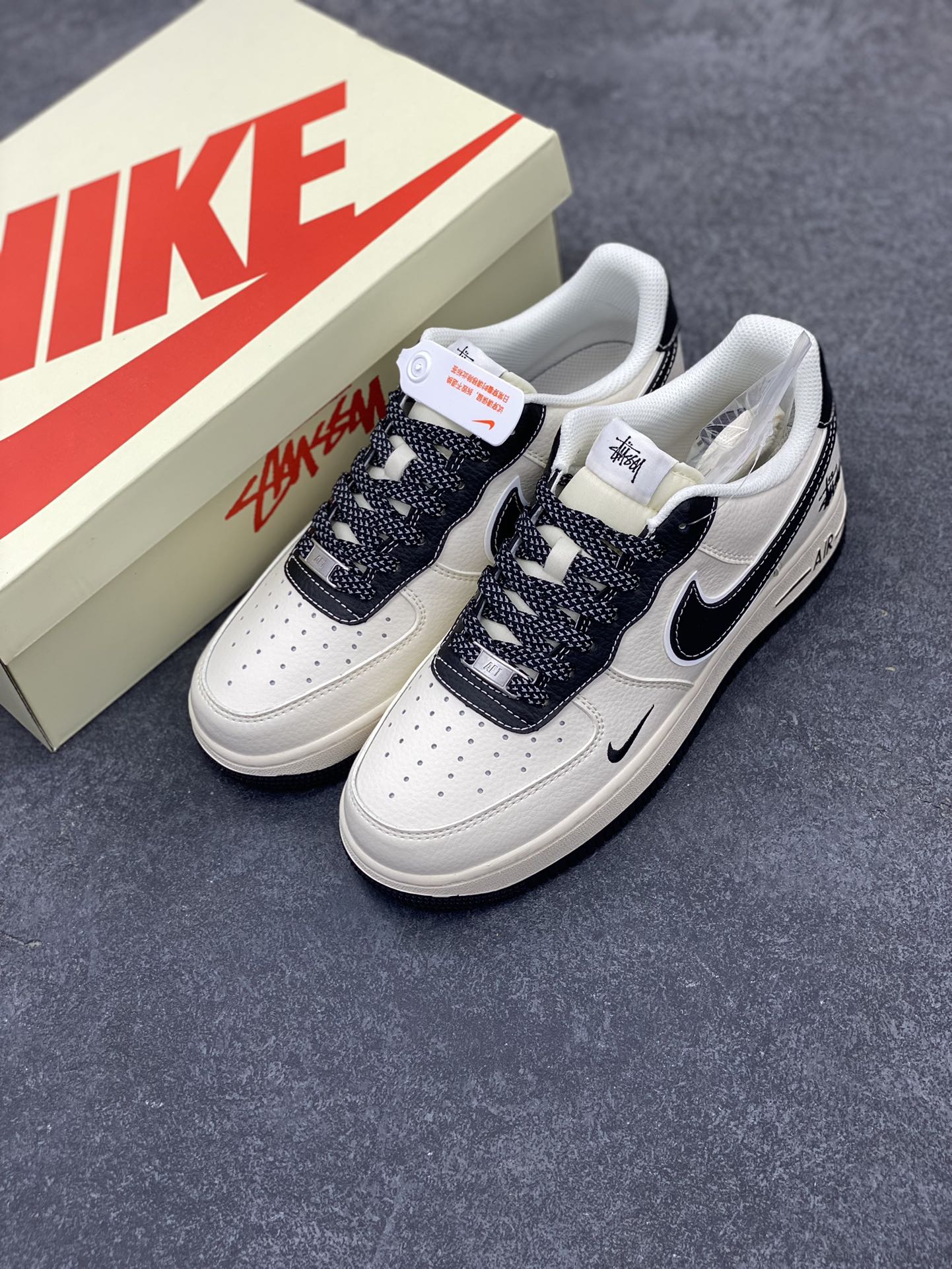 图片[8]-NIke Air Force 1 \’07 Low “斯图西联名–米黑云母”空军一号 低帮 运动鞋 休闲鞋 折边针车 工艺难度大 原楦头原纸板 原装鞋盒 定制五金配件 内置全掌气垫 原厂鞋底 货号：XZ6188-228 尺码：36 36.5 37.5 38 38.5 39 40 40.5 41 42 42.5 43 44 44.5 45-选品中心