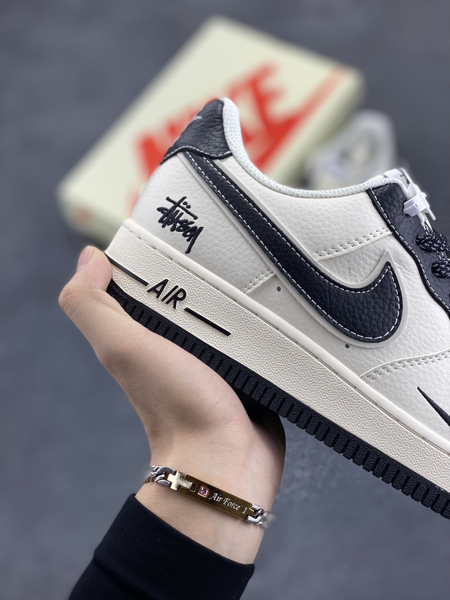 图片[6]-NIke Air Force 1 \’07 Low “斯图西联名–米黑云母”空军一号 低帮 运动鞋 休闲鞋 折边针车 工艺难度大 原楦头原纸板 原装鞋盒 定制五金配件 内置全掌气垫 原厂鞋底 货号：XZ6188-228 尺码：36 36.5 37.5 38 38.5 39 40 40.5 41 42 42.5 43 44 44.5 45-选品中心