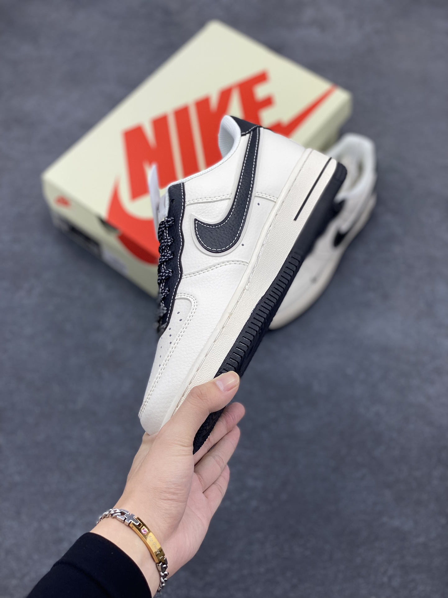 图片[3]-NIke Air Force 1 \’07 Low “斯图西联名–米黑云母”空军一号 低帮 运动鞋 休闲鞋 折边针车 工艺难度大 原楦头原纸板 原装鞋盒 定制五金配件 内置全掌气垫 原厂鞋底 货号：XZ6188-228 尺码：36 36.5 37.5 38 38.5 39 40 40.5 41 42 42.5 43 44 44.5 45-选品中心