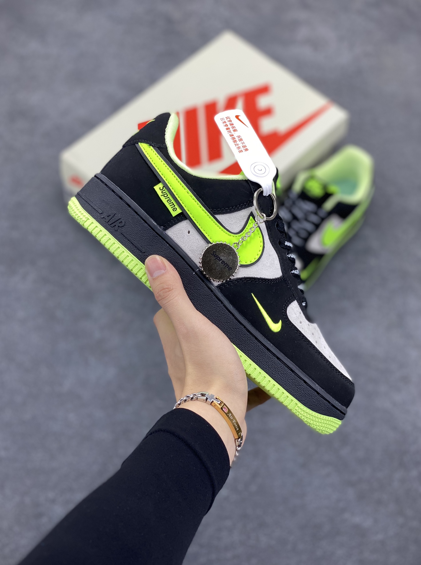 NIke Air Force 1 \’07 Low “Supreme联名–黑夜荧光”空军一号 低帮 运动鞋 休闲鞋 折边针车 工艺难度大 原楦头原纸板 原装鞋盒 定制五金配件 内置全掌气垫 原厂鞋底 货号:DF0180-009 尺码:36 36.5 37.5 38 38.5 39 40 40.5 41 42 42.5 43 44 44.5 45-选品中心