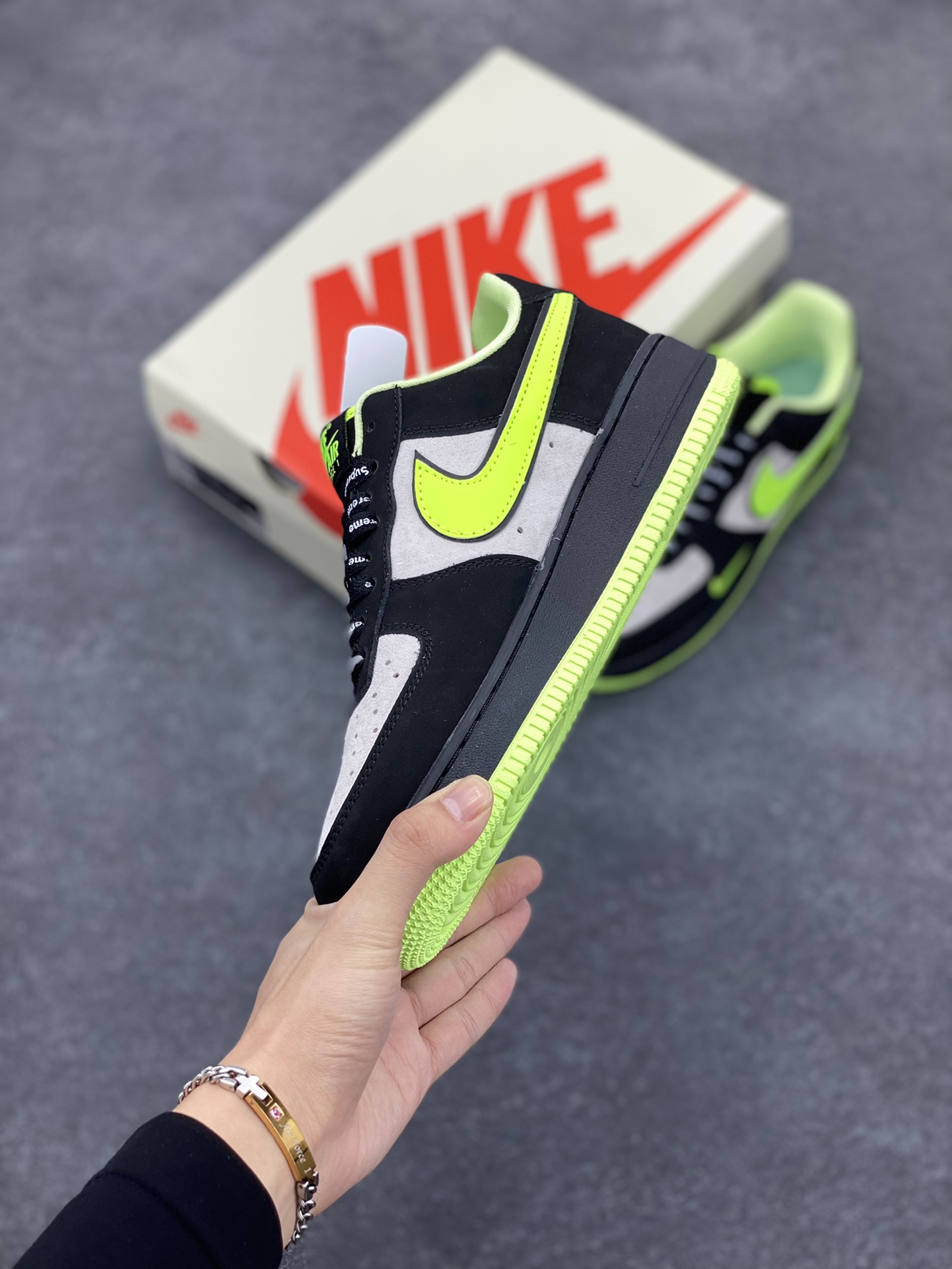 图片[3]-NIke Air Force 1 \’07 Low “Supreme联名–黑夜荧光”空军一号 低帮 运动鞋 休闲鞋 折边针车 工艺难度大 原楦头原纸板 原装鞋盒 定制五金配件 内置全掌气垫 原厂鞋底 货号：DF0180-009 尺码：36 36.5 37.5 38 38.5 39 40 40.5 41 42 42.5 43 44 44.5 45-选品中心