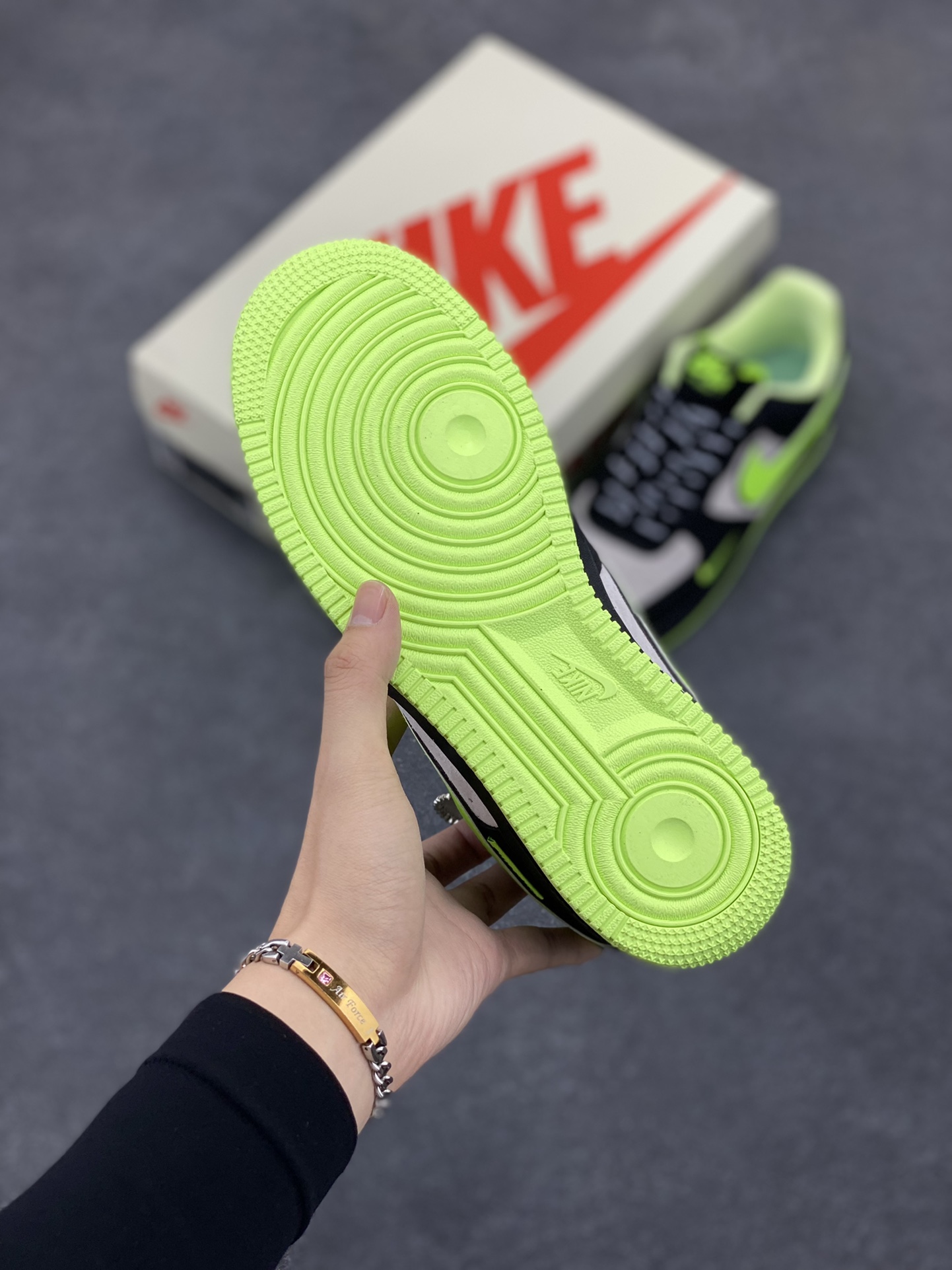 图片[5]-NIke Air Force 1 \’07 Low “Supreme联名–黑夜荧光”空军一号 低帮 运动鞋 休闲鞋 折边针车 工艺难度大 原楦头原纸板 原装鞋盒 定制五金配件 内置全掌气垫 原厂鞋底 货号：DF0180-009 尺码：36 36.5 37.5 38 38.5 39 40 40.5 41 42 42.5 43 44 44.5 45-选品中心