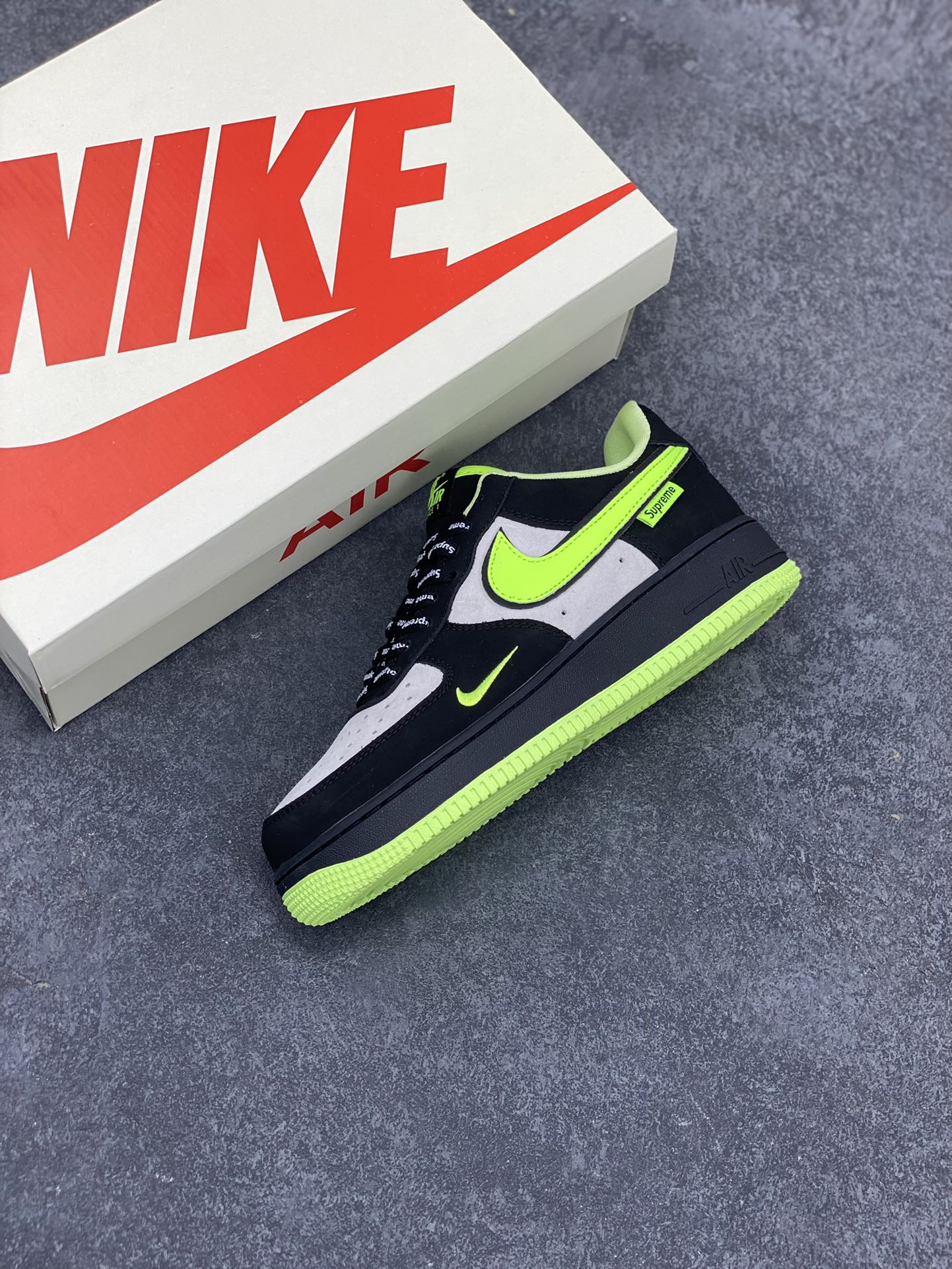 图片[7]-NIke Air Force 1 \’07 Low “Supreme联名–黑夜荧光”空军一号 低帮 运动鞋 休闲鞋 折边针车 工艺难度大 原楦头原纸板 原装鞋盒 定制五金配件 内置全掌气垫 原厂鞋底 货号：DF0180-009 尺码：36 36.5 37.5 38 38.5 39 40 40.5 41 42 42.5 43 44 44.5 45-选品中心