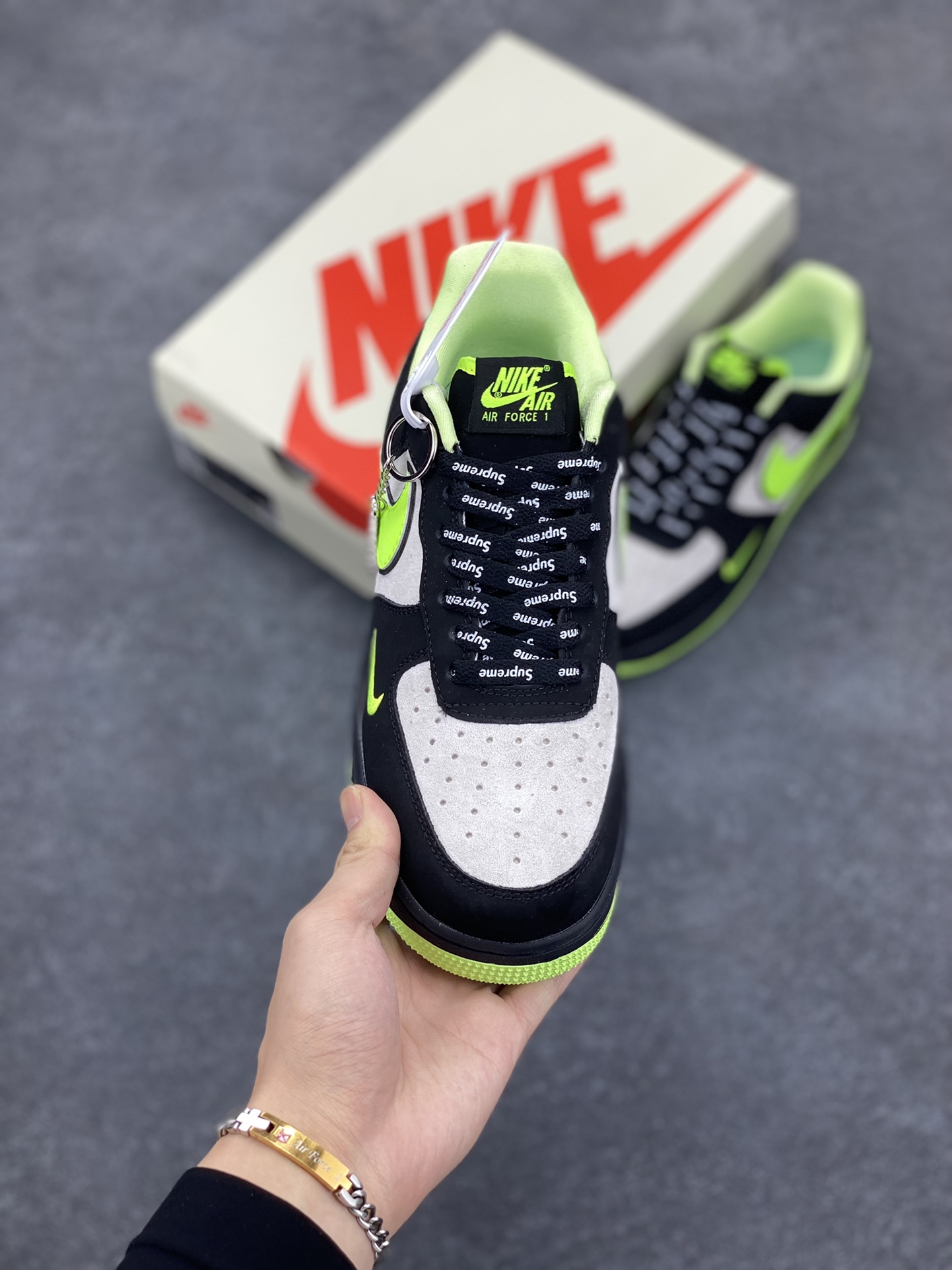 图片[2]-NIke Air Force 1 \’07 Low “Supreme联名–黑夜荧光”空军一号 低帮 运动鞋 休闲鞋 折边针车 工艺难度大 原楦头原纸板 原装鞋盒 定制五金配件 内置全掌气垫 原厂鞋底 货号：DF0180-009 尺码：36 36.5 37.5 38 38.5 39 40 40.5 41 42 42.5 43 44 44.5 45-选品中心