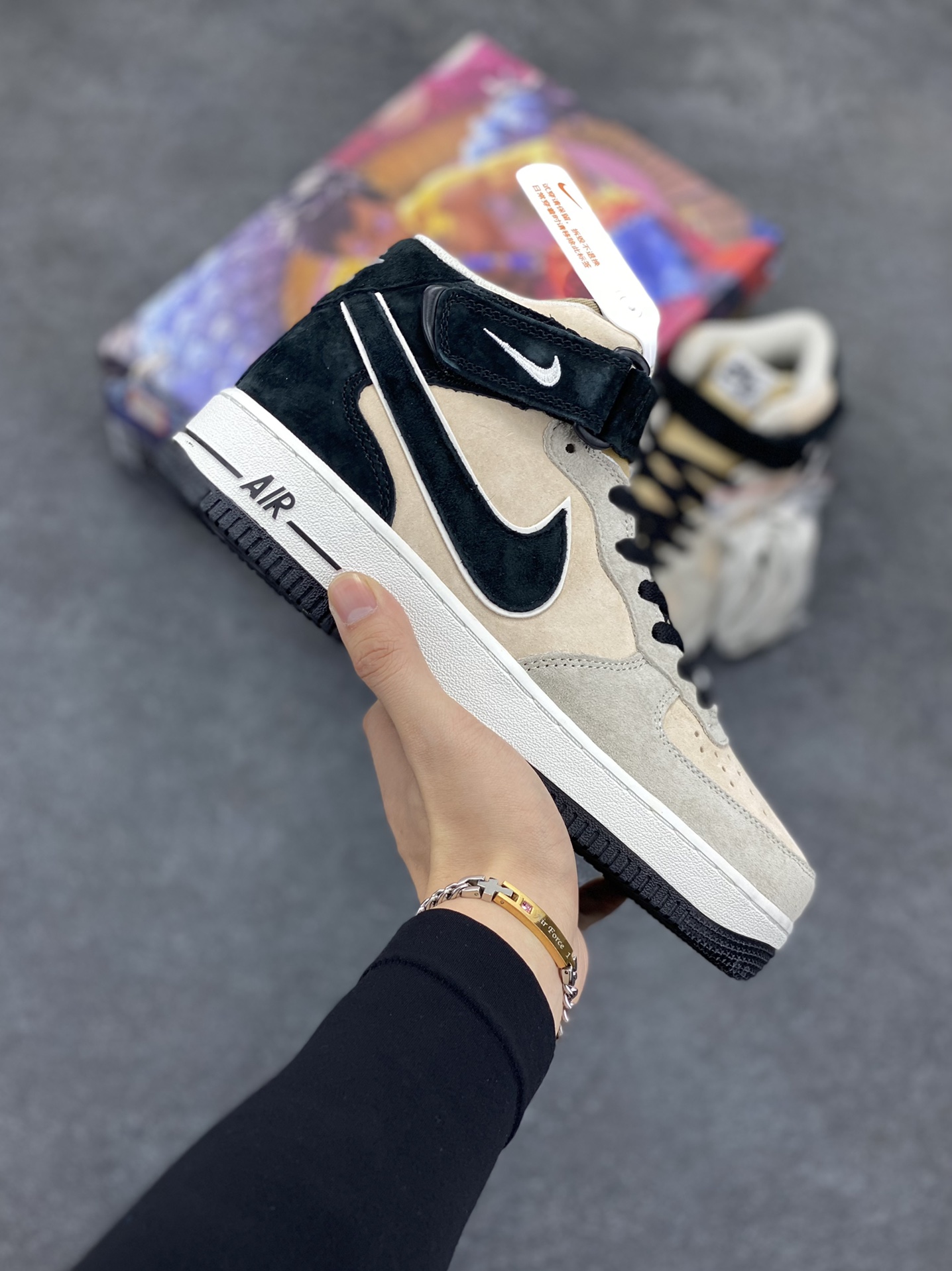 Nike Air Force 1 MID 灰黑 空军一号低帮休闲板鞋 原厂麂皮 原楦原纸板 纯正版型 正品NFC感应芯片 高清洁度 内置全掌气垫 货号:CG9908-106 尺码:36 36.5 37.5 38 38.5 39 40 40.5 41 42 42.5 43 44 44.5 45-选品中心