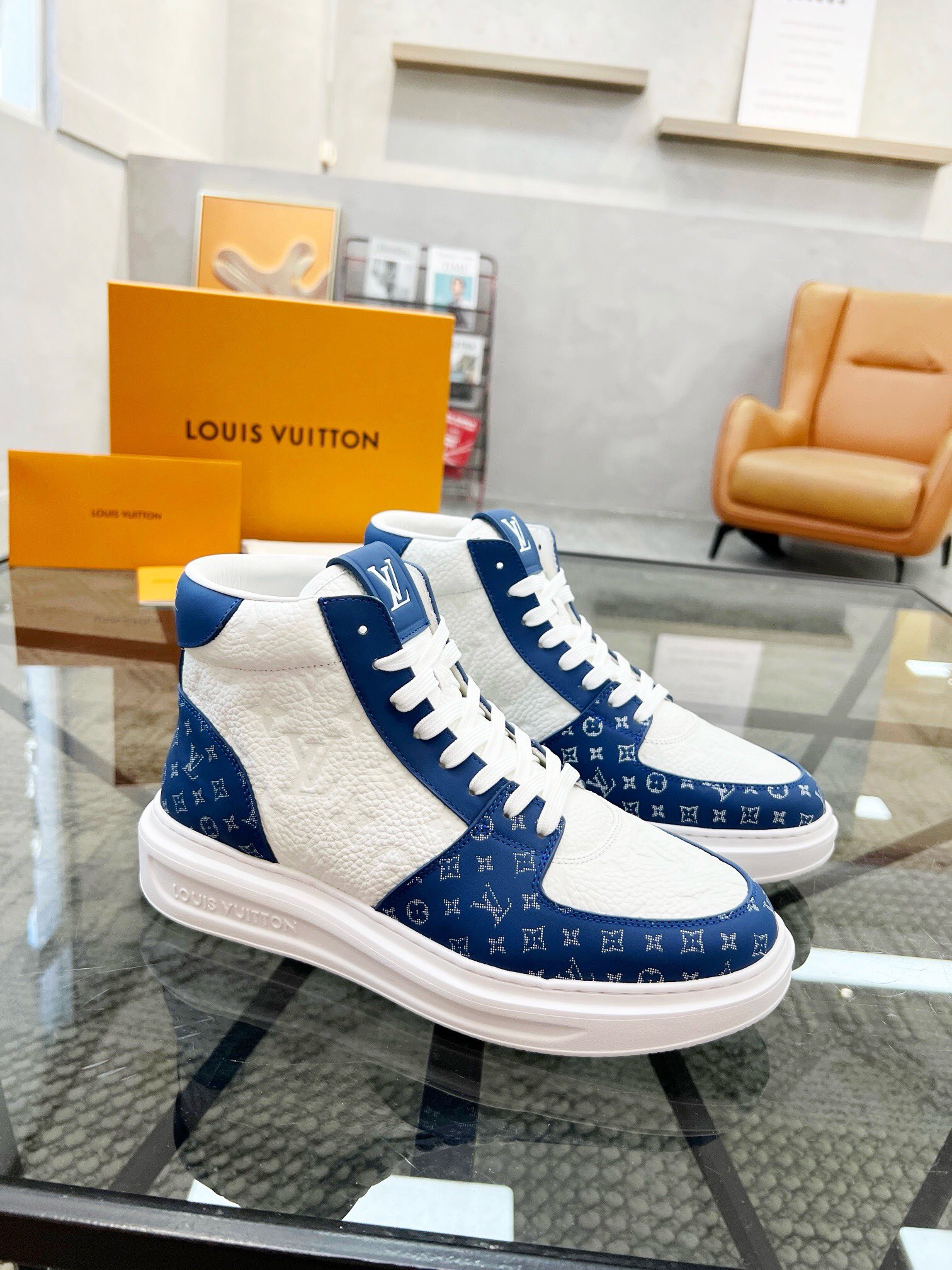 NO:620346,Brand LOUIS VUITTON Color Original Color Code Number 39-44 Customized 38.45 Price Material Louis Vuitton's new high-top casual shoes!  Original quality Laban craftsmanship upper is made of imported cowhide and cowhide lining. Mesh foot pads are fashionable. Simple and elegant original LV ultra-light outsole, Louis Vuitton, louis vuitton, louis vuitton, louis vuitton, cowhide19860909品牌LOUIS VUITTON 颜色原版配色 码数39-44定做38.45 价格 材质路易威登新款 高帮 休闲鞋！原单品质拉邦工艺鞋面采用进口牛皮牛皮内里 网布垫脚版型时尚 简单大气原版LV超轻大底,路易威登,louis vuitton,louis vuitton,louis vuitton,cowhide,Men's shoes
