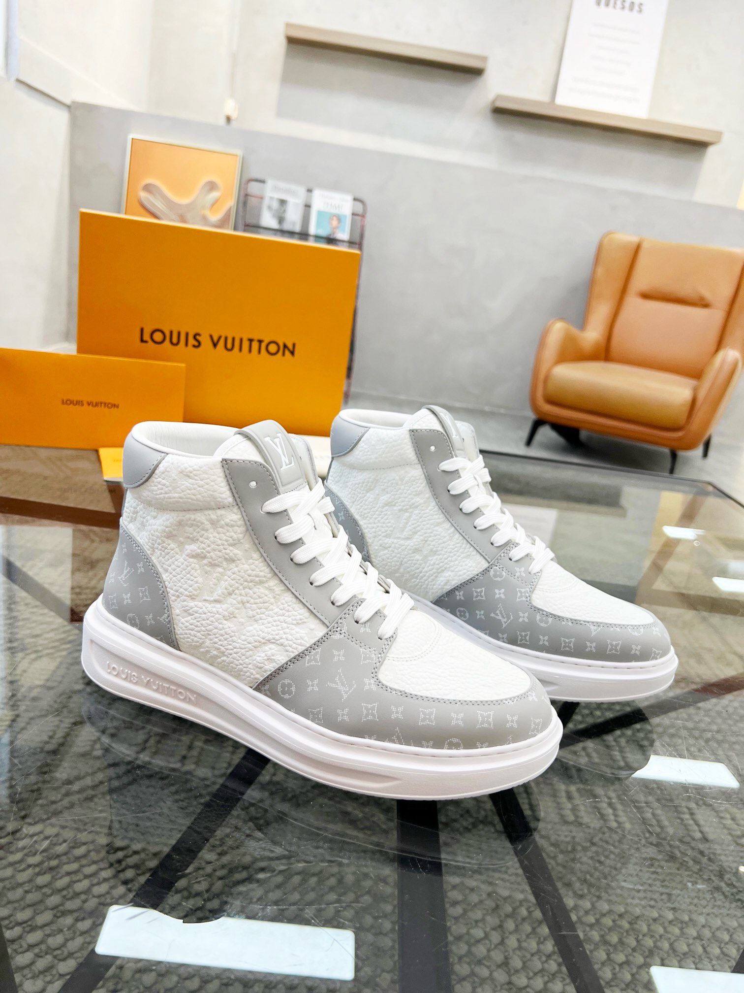 NO:221191,Brand LOUIS VUITTON original color matching code number 39-44 customized 38.45 price Material new Louis Vuitton high top casual shoes!  Original single-quality Labon craft upper uses imported cowhide leather lining, mesh footbed style, simple and atmospheric original LV ultra-light sole, Louis Vuitton, louis vuitton, louis vuitton, louis vuitton, louis vuitton, cowhide19860909品牌LOUIS VUITTON 颜色原版配色 码数39-44定做38.45 价格 材质路易威登新款 高帮 休闲鞋！原单品质拉邦工艺鞋面采用进口牛皮牛皮内里 网布垫脚版型时尚 简单大气原版LV超轻大底,路易威登,louis vuitton,louis vuitton,louis vuitton,cowhide,Men's shoes