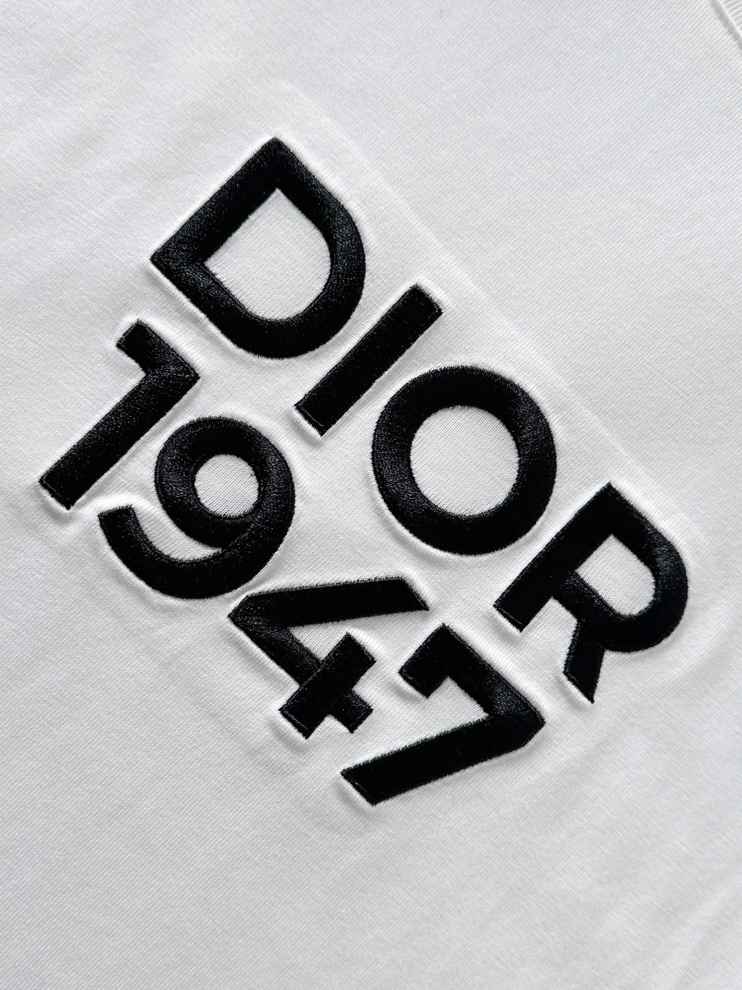  Dio*🆕 2025ss春夏新款棉质圆领短袖T恤 胸前重工刺绣🪡工艺 顶级丝光棉面料定制 标准版型
黑