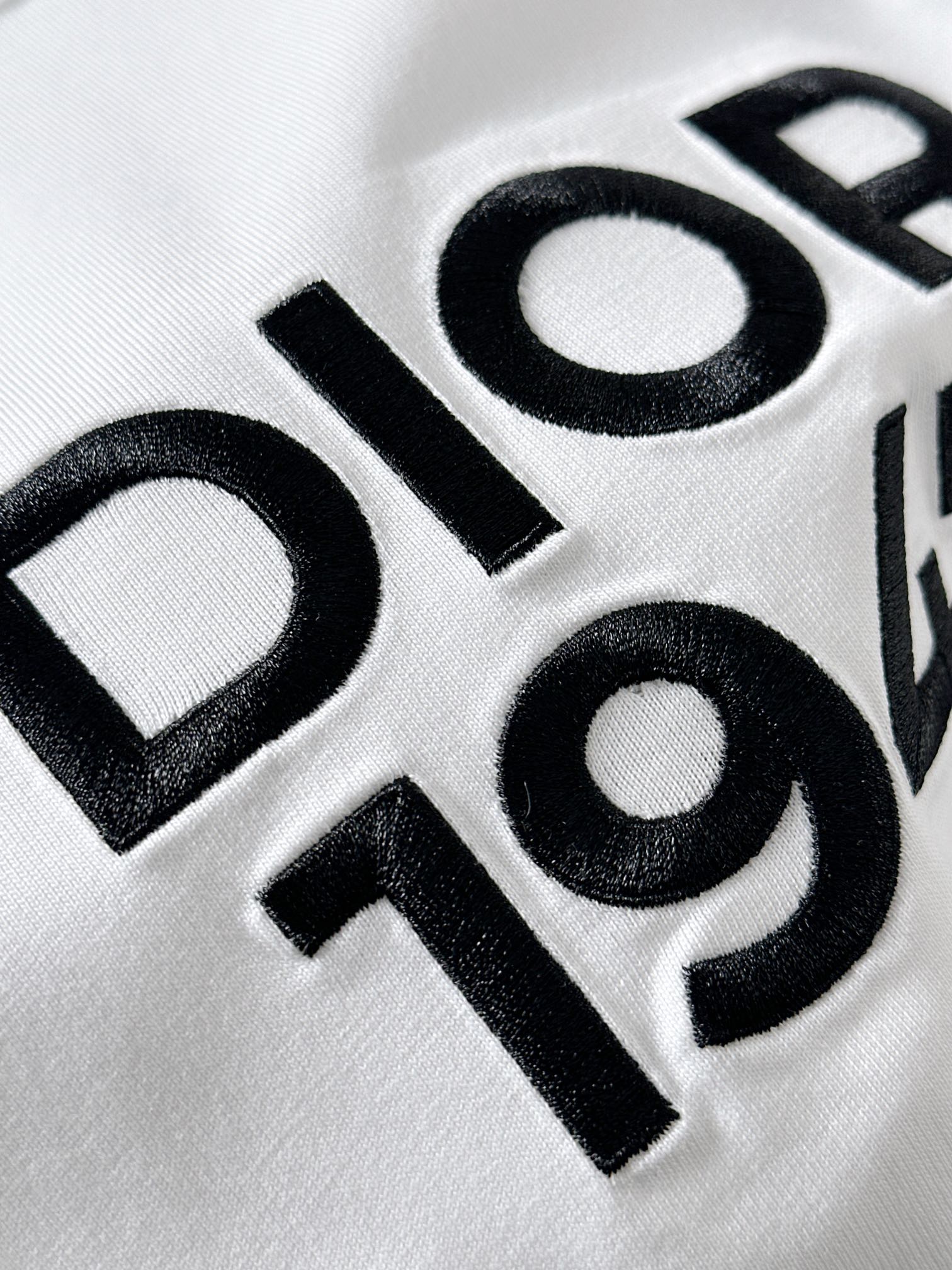 Dio*🆕 2025ss春夏新款棉质圆领短袖T恤 胸前重工刺绣🪡工艺 顶级丝光棉面料定制 标准版型
黑