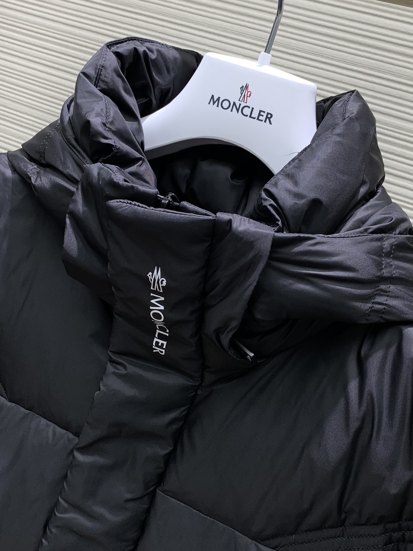 颜色黑色Moncler蒙口2024冬季最新品专柜同步有售原单狠货时尚休闲连帽羽绒外套上身舒适！吸睛而有亮