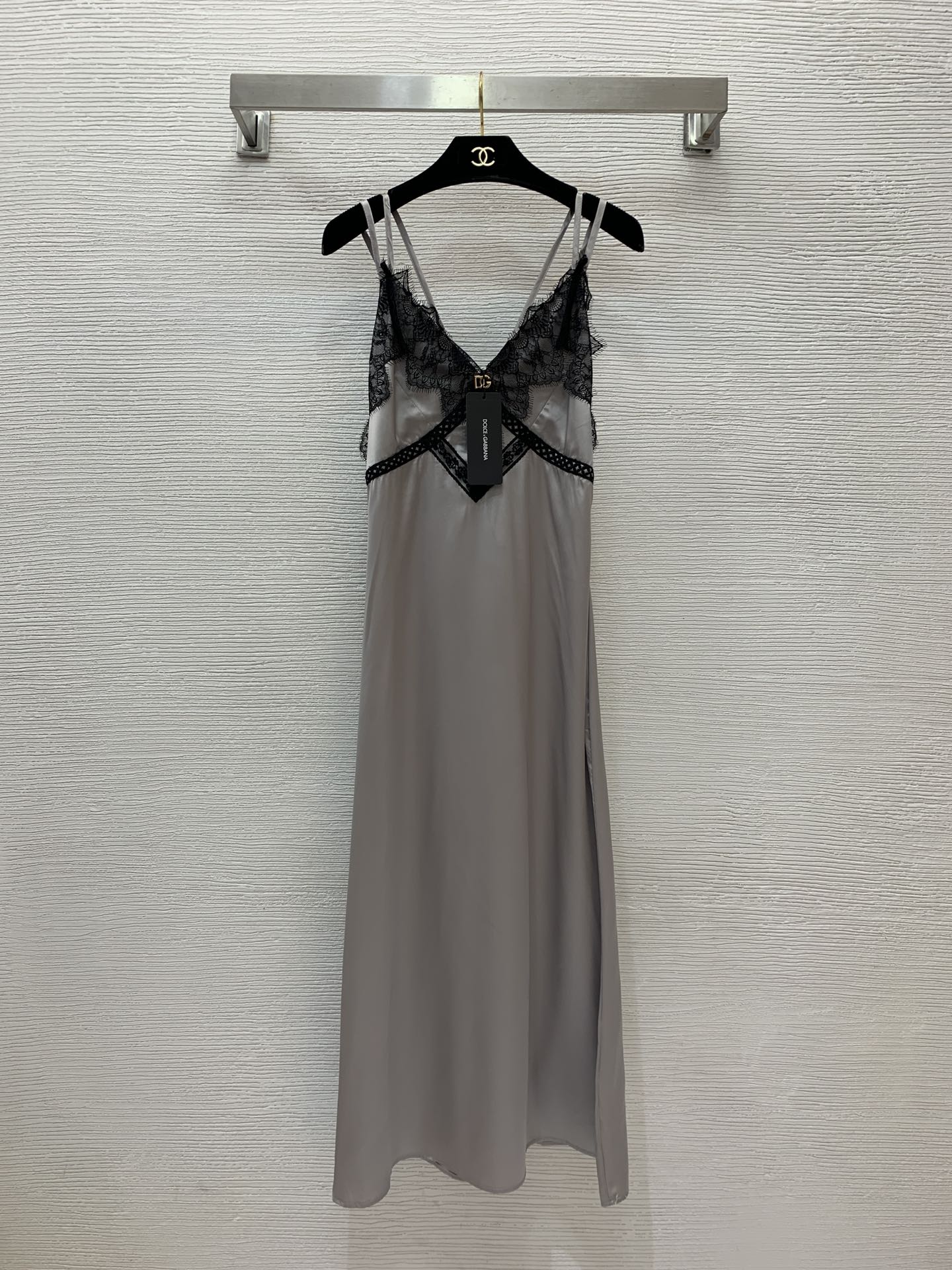 NO:422061,Model number G24113046 Dolce & Gabbana DG* new style, fashionable and sexy contrasting lace spliced ​​shoulder straps, slim and long suspender dress!  Gray, black, (M size bust 86~90, skirt length 111) hair, Dolce & Gabbana, skirts, alexander wang19860909款号G24113046 杜嘉班纳DG*新款 时尚性感撞色蕾丝拼接双肩带修身显瘦长款吊带连衣裙！灰色,黑色,（M码胸围86～90,裙长111）发,,Dolce&Gabbana,skirts,alexander wang,Women's clothing