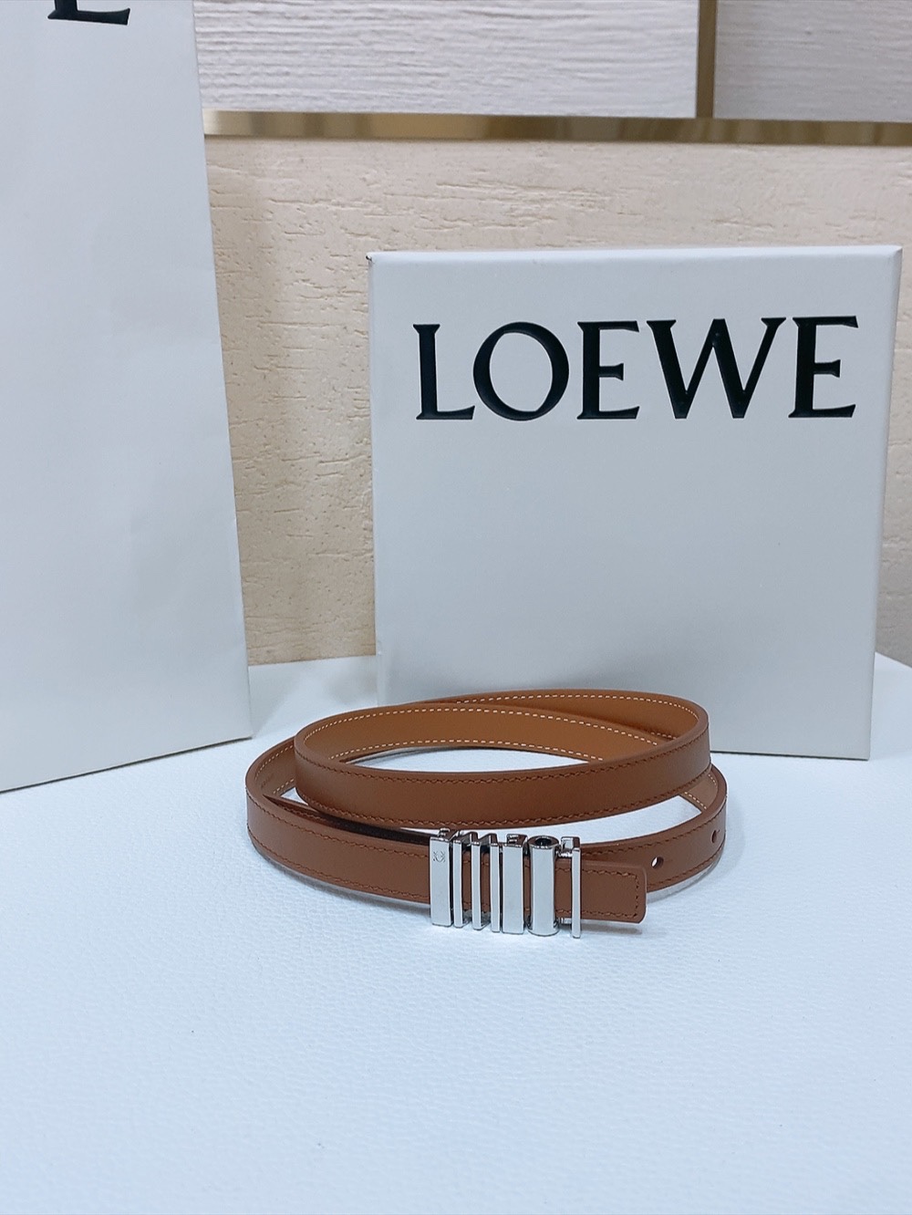 Loewe光滑牛皮革腰带侧面饰以金属LOEWE标志宽1.5cm五孔调节