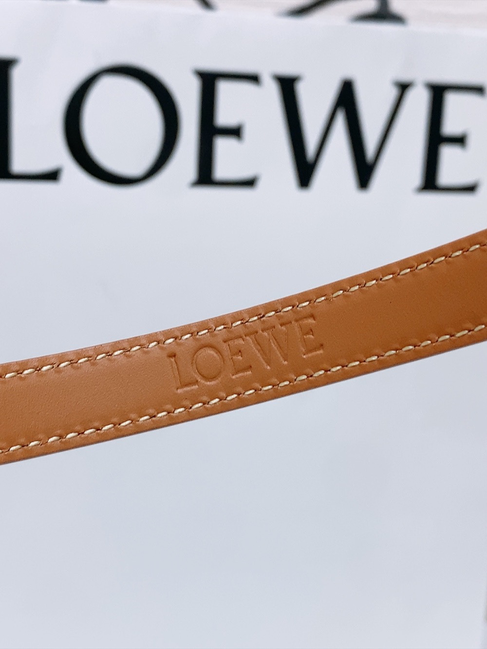 Loewe光滑牛皮革腰带侧面饰以金属LOEWE标志宽1.5cm五孔调节