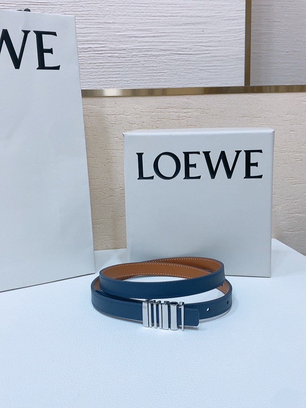 Loewe光滑牛皮革腰带侧面饰以金属LOEWE标志宽1.5cm五孔调节