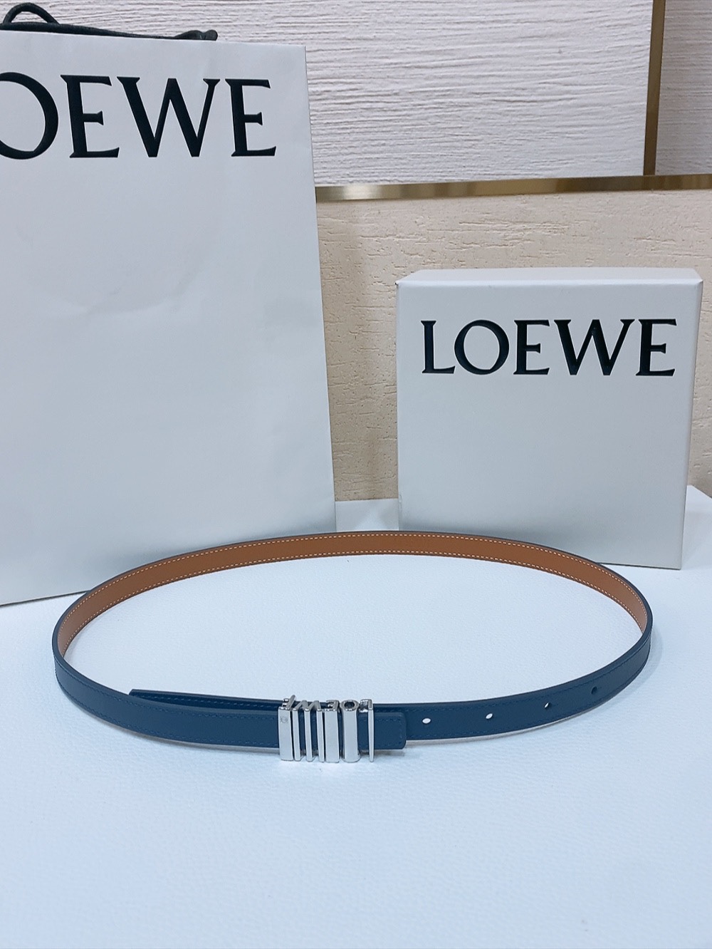 Loewe光滑牛皮革腰带侧面饰以金属LOEWE标志宽1.5cm五孔调节