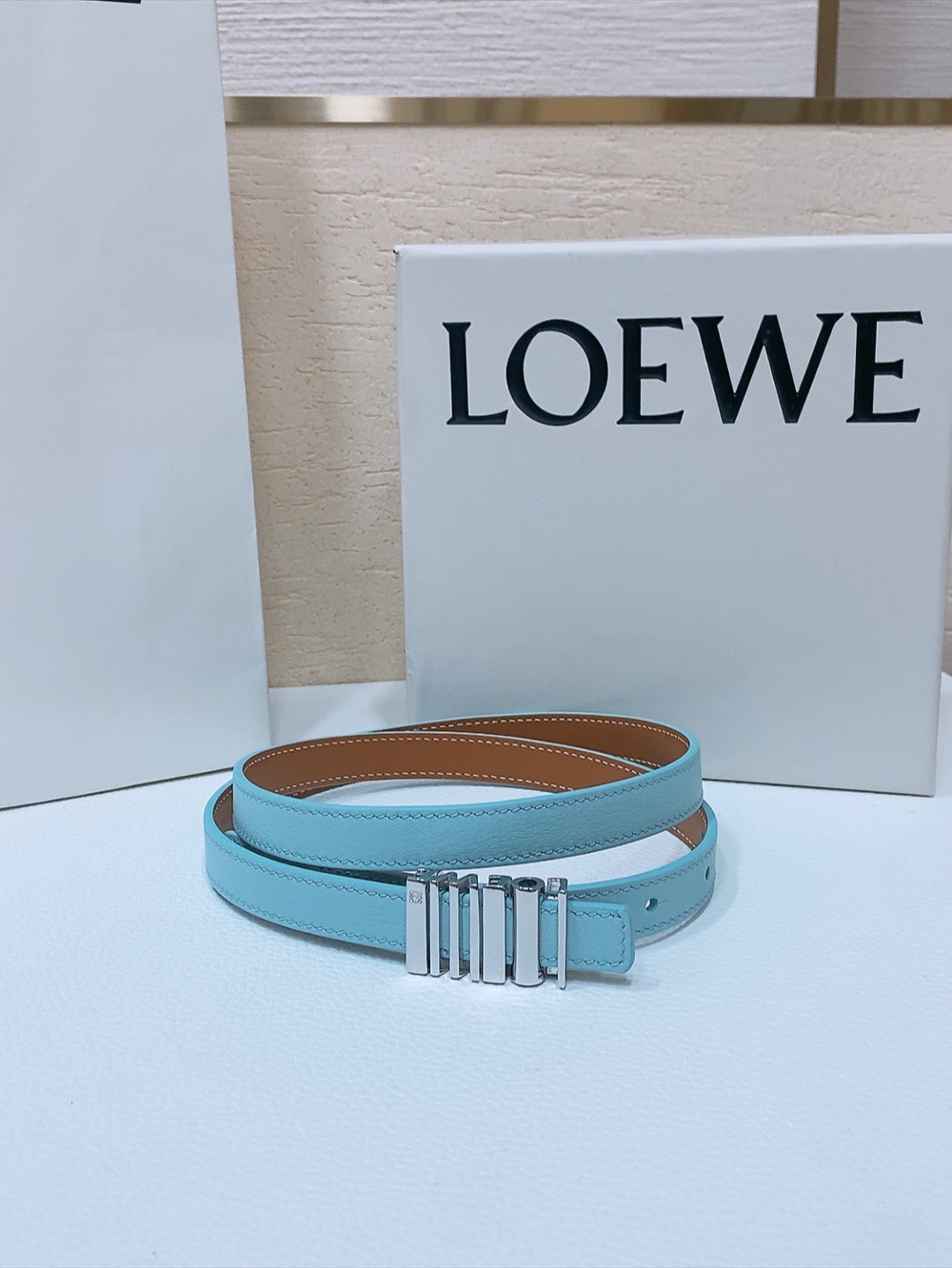 Loewe光滑牛皮革腰带侧面饰以金属LOEWE标志宽1.5cm五孔调节