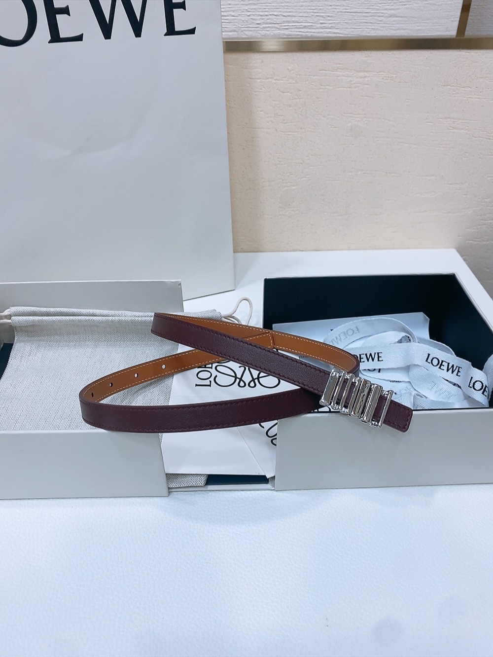 Loewe光滑牛皮革腰带侧面饰以金属LOEWE标志宽1.5cm五孔调节