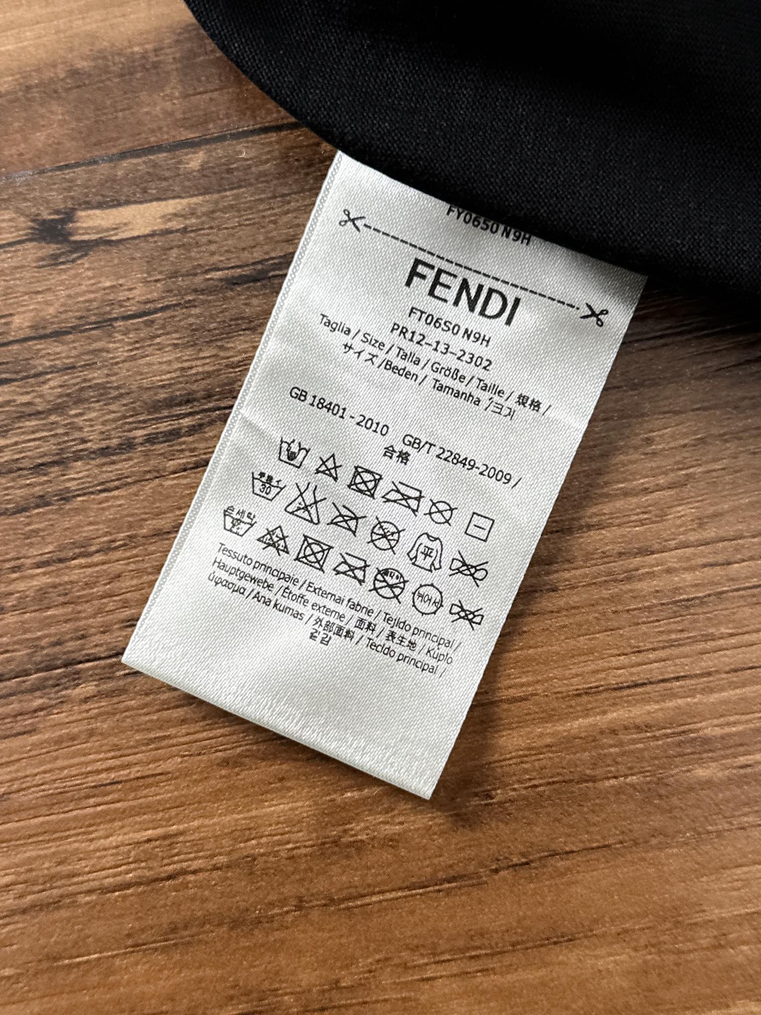  Fend*🆕 2025ss春夏新款棉质圆领短袖T恤 胸小怪兽眼睛标识 顶级丝光棉面料定制 标准版型 
