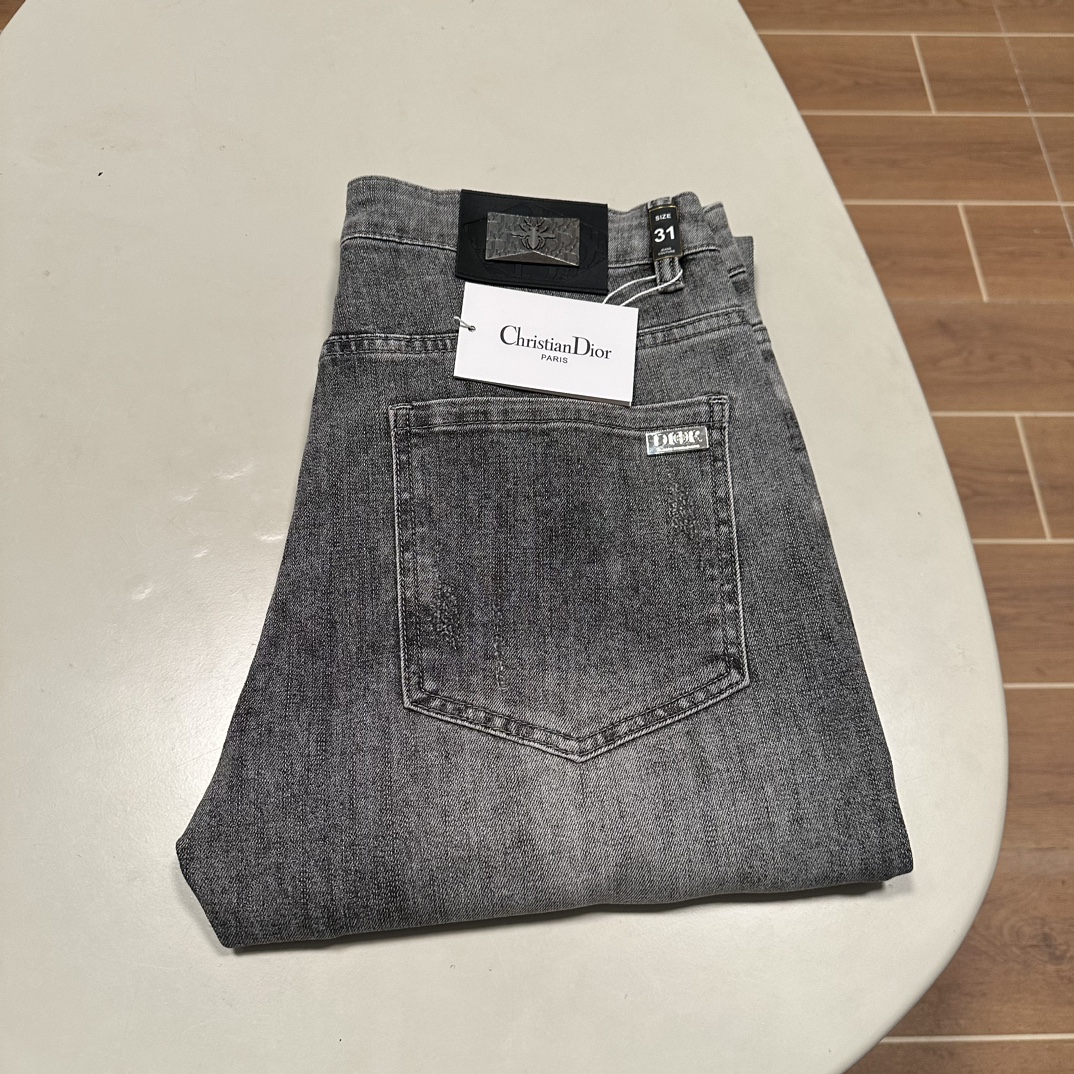 NO:423494,(Supports after-sales service after-sales service) DIOR exclusively offers new jeans, high-end version!  Customized fabrics for counters are breathable and comfortable, with impeccable details, and the brand element design concept reflects high quality. The feel is delicate and soft!  It is casually cut, with a great upper body style!  29-38, Dior, Dior, Jeans, Alexander wang19860909（支持年后售后） DIOR 迪奥独家专供新款 牛仔裤,高端版本！专柜定制面料 透气舒适度高,细节无可挑剔,品牌元素设计理念,体现高品质.手感细腻柔软！呈现休闲裁剪,上身版型超赞！ 码数29-38,,dior,dior,jeans,alexander wang,Men's clothing