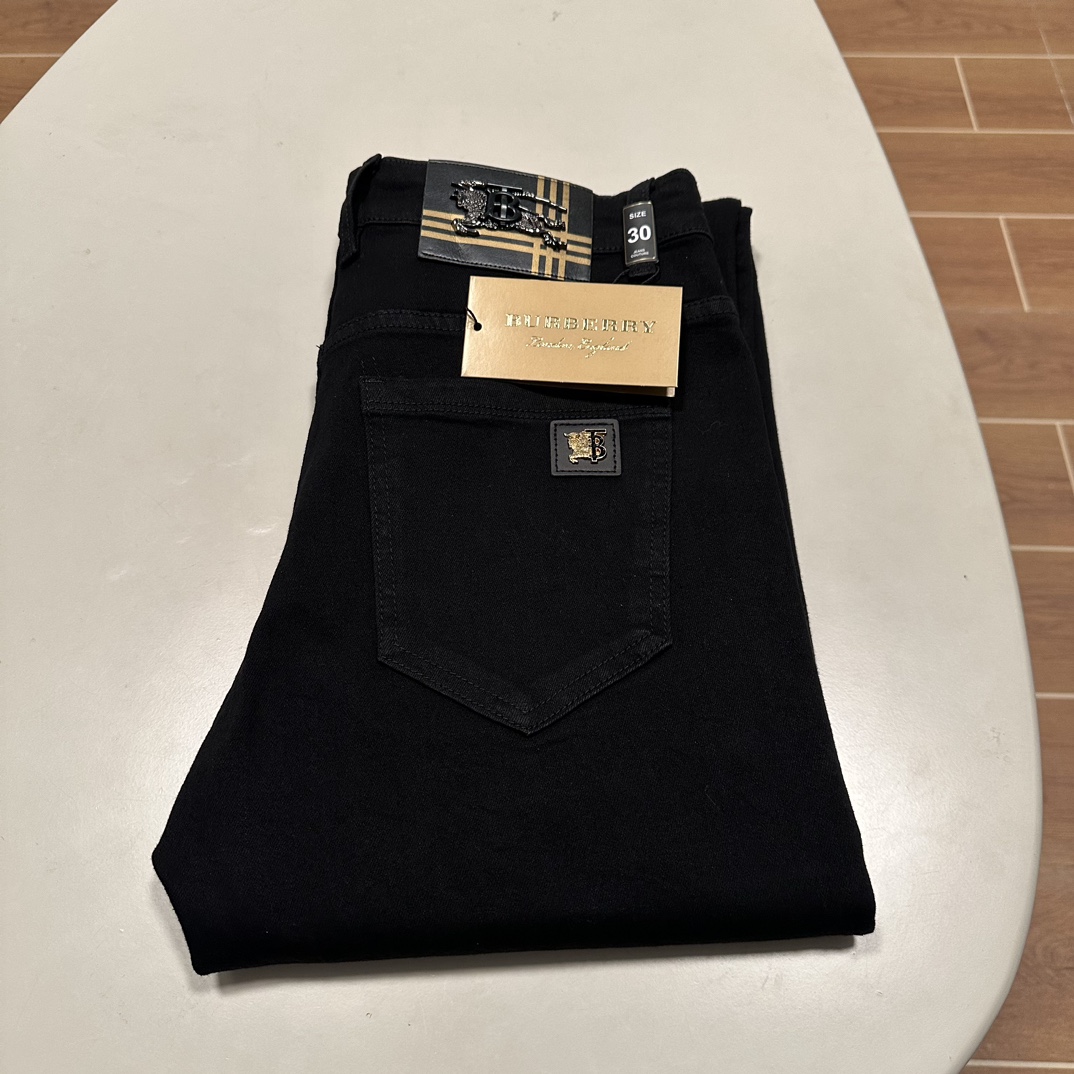 NO:423477,(Supports after-sales service after-sales service) BBR Burberry exclusively offers new jeans, high-end version!  Customized fabrics for counters are breathable and comfortable, with impeccable details, and the brand element design concept reflects high quality. The feel is delicate and soft!  It is casually cut, with a great upper body style!  Count 29-38, burberry, jeans, alexander wang19860909（支持年后售后） BBR 巴宝莉独家专供新款 牛仔裤,高端版本！专柜定制面料 透气舒适度高,细节无可挑剔,品牌元素设计理念,体现高品质.手感细腻柔软！呈现休闲裁剪,上身版型超赞！ 码数29-38,,burberry,jeans,alexander wang,Men's clothing