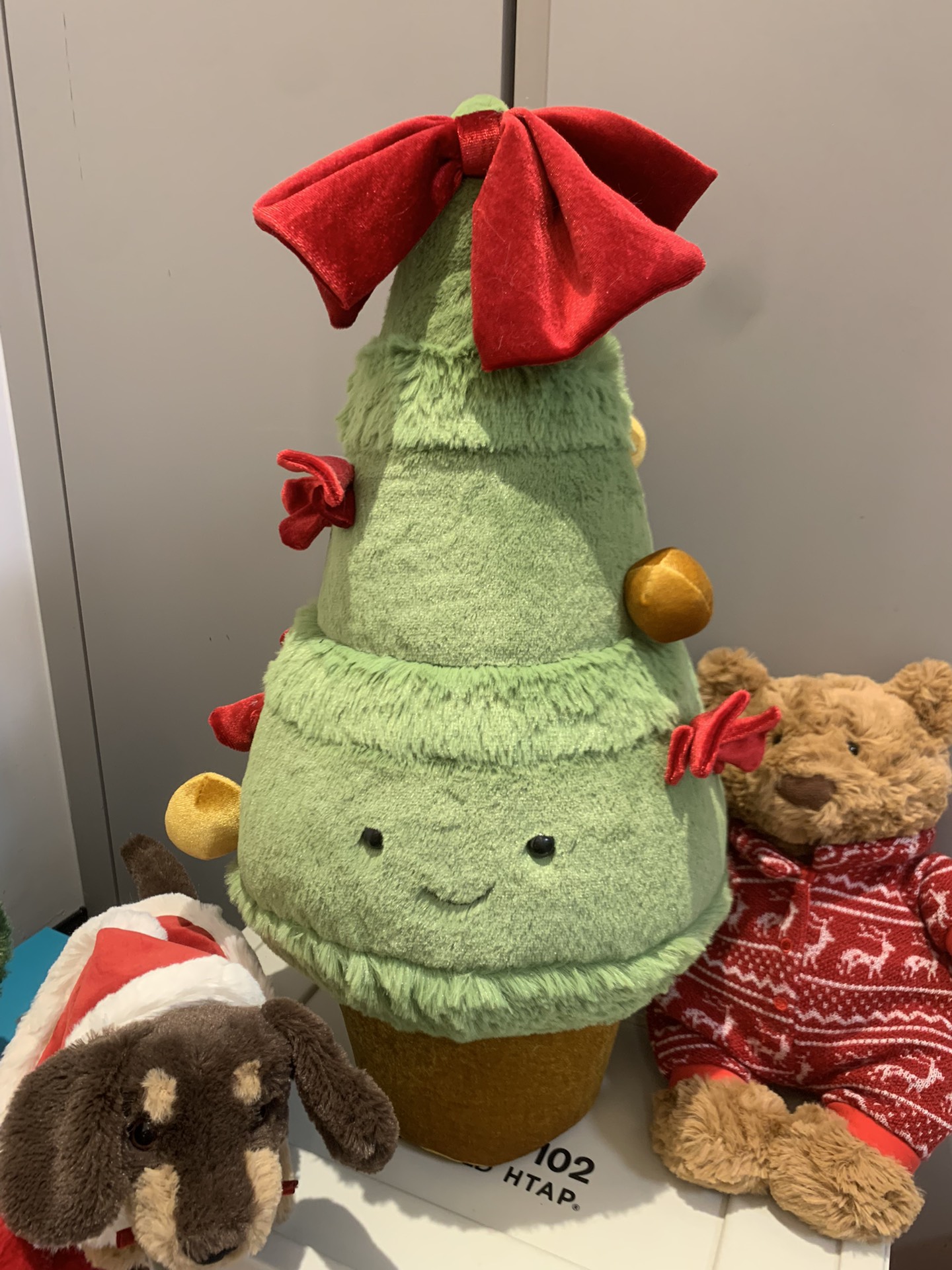 NO:810346,Actual photo of the bow Christmas tree // Decorate the living room to increase the atmosphere. Fun Christmas tree hanging decorations for carnival! This forest elf stands in a golden velvet flower pot. The red velvet bow is very eye-catching. The plush tree canopy is layered and full of Christmas atmosphere. Wearing a red hair knot and a golden decorative ball, this fun Christmas tree gives people a different surprise every year! The size is 55cm, which is quite big!  Very heavy weight ~ excellent texture ~ trendy department store Jellycat doll19860909蝴蝶结圣诞树实拍//装点客厅 增加氛围感 趣味圣诞树挂饰盛装狂欢! 这个林间精灵立在金色天鹅绒花盆里 红色的天鹅绒蝴蝶结十分抢眼 绒毛树冠层层分明 充满圣诞气息. 头戴红色的发结和金色的装饰球 这颗趣味圣诞树每年都给人不一样的惊喜! 尺寸55cm很大一个！克重非常足～质感绝～,潮品百货Jellycat公仔,accessory