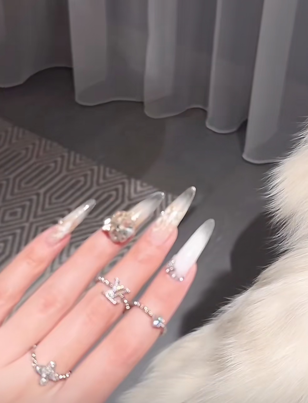 NO:634341,88180, arrived today to buy yb LV new three-piece silver full diamond letter flower square diamond chain ring set. The set contains three rings. The price-performance ratio is very high. The design of the chain ring is so special, fashionable and noble. It is really beautiful and sparkly for daily matching. Exclusively purchased from yb. Brass is thickly plated with real gold. Hand-set zircon. SizeS-M-L corresponds to size 6-7-8. Ring comes with packaging box, Louis  vuitton,ring,cardia high-end jewelry1986090988180,今日到货购入yb LV 新款银色满钻字母花卉方钻链条戒指套装三件套 一套包含三个戒指 性价比超高 链条戒圈的设计好特别 时髦又贵气 日常搭配真的绝美好闪好可爱 独家购入yb 黄铜厚镀真金 手工镶嵌锆石 sizeS-M-L对应6-7-8码 戒指带包装盒,,louis vuitton,ring,卡迪亚高端饰品,Jewelry