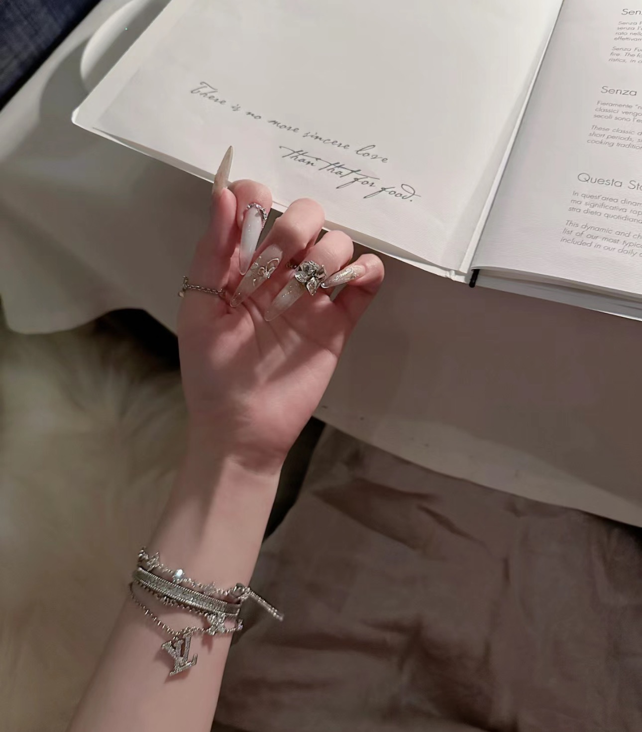 NO:634339,88180 The bracelet arrived today and purchased from yb. New silver double-layer bracelet with full diamond letters and floral pattern. The iconic small flower pendant is sparkling with rhinestones. It is paired with classic full-diamond LV letters and double-layer chain design. Daily super. Proper rich girl atmosphere. Exclusive purchase from yb. Customized jewelry craftsmanship with zircon. Bracelet with full package, Louis Vuitton, Bracelet, Cartier high-end jewelry.1986090988180 今日到货手链购入yb  新款银色满钻字母花卉图案双层手链 标志性的小花朵吊坠水钻晶莹闪亮 搭配经典满钻LV字母和双层链条设计 日常超 妥妥的富家女氛围感 独家购入yb定制 珠宝工艺手镶锆石 手链带全套包装,,louis vuitton,bracelet,卡迪亚高端饰品,Jewelry