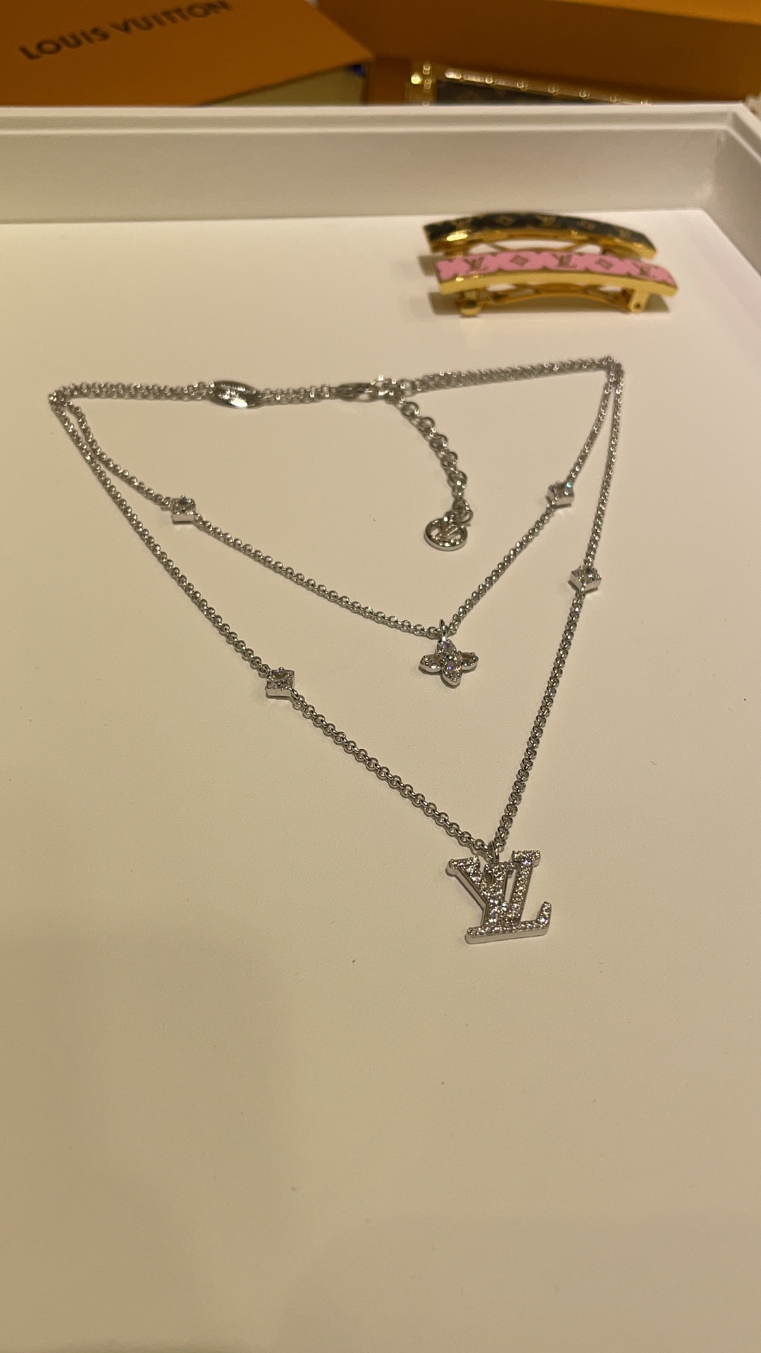 NO:634354,88200 The new color of the necklace arrived today. The new silver double-layered necklace with full diamond letters and floral pattern. The iconic small flower rhinestones are sparkling. It is paired with the classic full-diamond LV letters and double-layered chain design. Daily super. Proper rich girl atmosphere. Exclusive purchase from yb customization. Jewelry craftsmanship hand-set zircon. The necklace comes with full packaging, Louis Vuitton, necklace, Cartier high-end jewelry.1986090988200 今日到货项链新色  新款银色满钻字母花卉图案双层项链 标志性的小花朵水钻晶莹闪亮 搭配经典满钻LV字母和双层链条设计 日常超 妥妥的富家女氛围感 独家购入yb定制 珠宝工艺手镶锆石 项链带全套包装,,louis vuitton,necklace,卡迪亚高端饰品,Jewelry