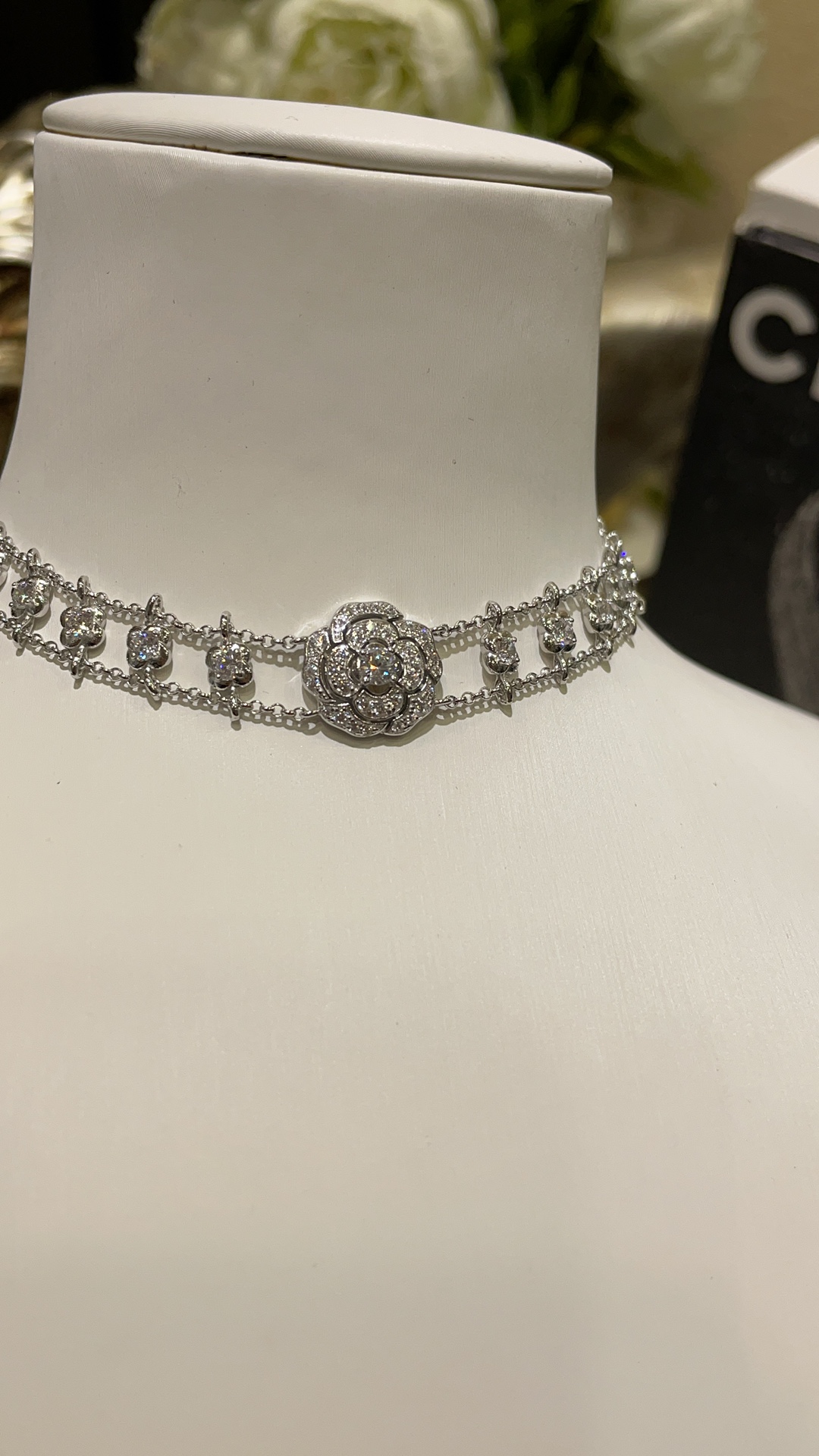 NO:635799,88460 ready-made high-end jewelry series. New white gold hollow camellia choker diamond necklace. Three-dimensional carved petals are lifelike and fairy-like. A style that can be used for daily life or attending banquets. The details are very exquisite. The texture beauty is visible to the naked eye. Materials and jewelry crafts. Pure silver inlay + top-grade zircon, necklace, pure silver, Cartier high-end jewelry.1986090988460现货秒发高级珠宝系列 新款白金色镂空山茶花choker 钻石项链 立体雕刻花瓣栩栩如生仙气飘飘 日常or出席宴会都可以胜任的款式 细节非常精致 肉眼可见的质感美感 材质珠宝工艺 纯银镶嵌+顶级锆石,,necklace,pure silver,卡迪亚高端饰品,Jewelry