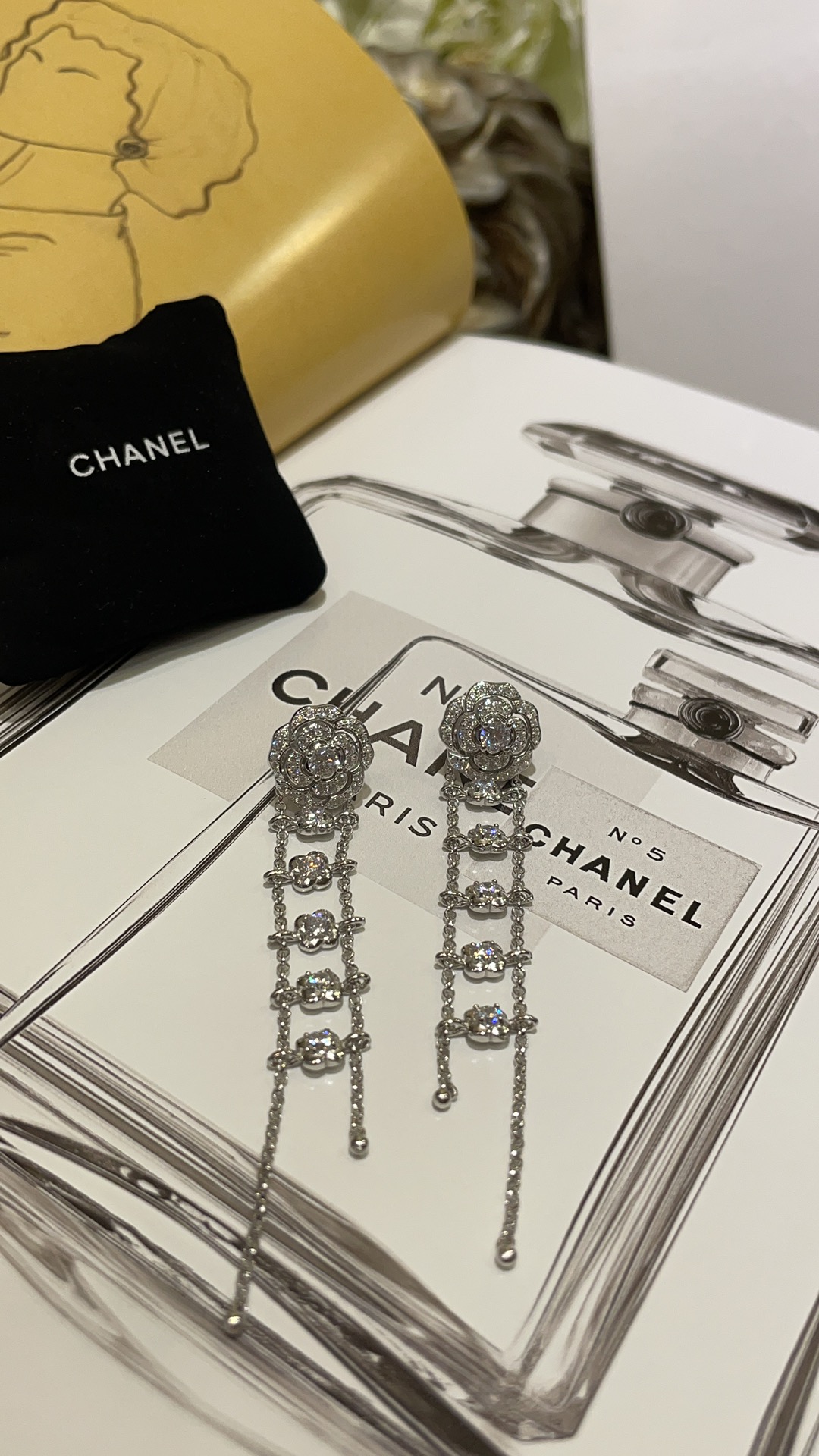 NO:635793,88360, arrived today with various wearing effects. New high-end jewelry series white gold hollow full-diamond camellia chain earrings. The pinholes of the earrings are also designed with hollowed-out camellias. After taking them off, wear the full-diamond camellia earrings alone. The details are very exquisite. The texture beauty is visible to the naked eye. Material jewelry crafts s sterling silver thick plated with real gold, pure silver, Cartier high-end jewelry1986090988360,今日到货多种佩戴效果 新款高级珠宝系列白金色镂空满钻山茶花链条耳钉 耳坠针孔处也是镂空山茶花的设计 取下来后单独佩戴满钻山茶花耳钉 细节非常精致 肉眼可见的质感美感 材质珠宝工艺 s纯银厚镀真金,,pure silver,卡迪亚高端饰品,Jewelry