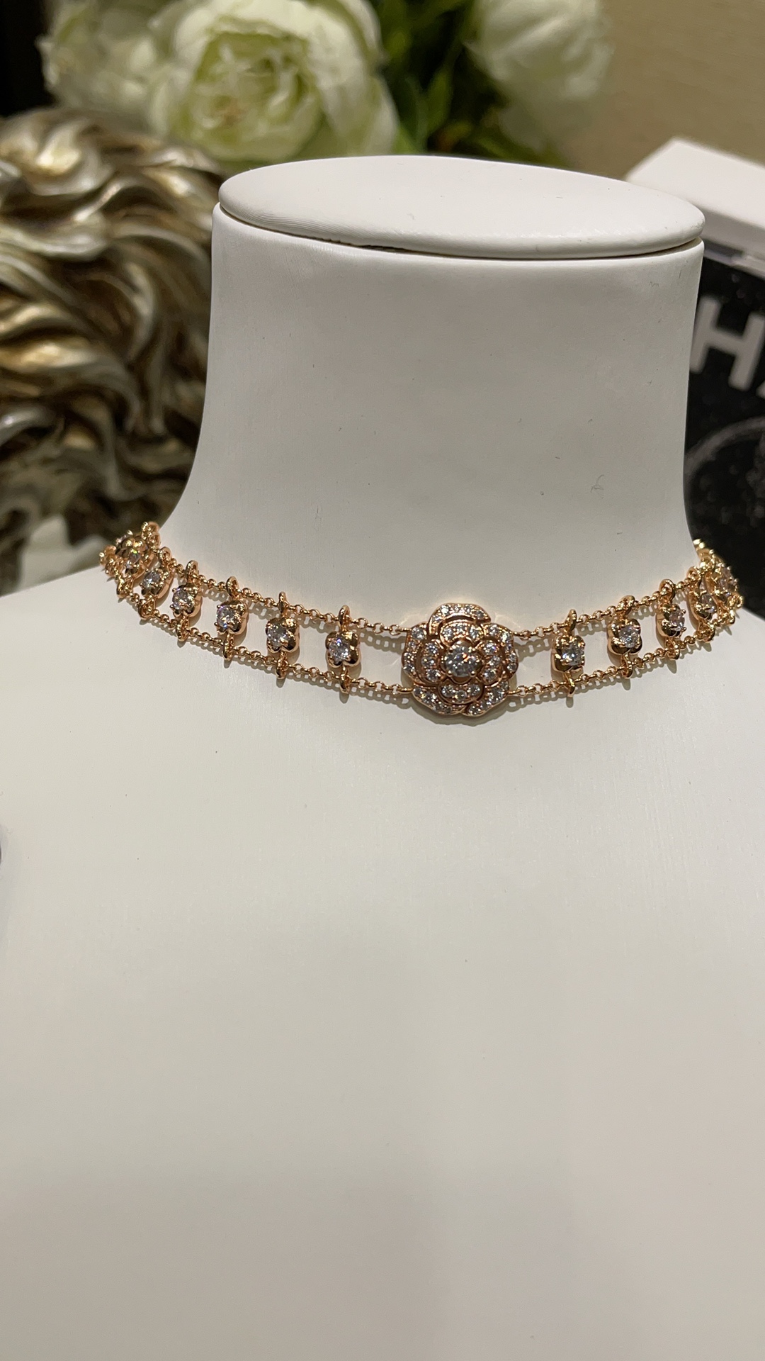 NO:635808,88460, the high-end jewelry series arrived today. The new golden hollow camellia choker diamond necklace. The three-dimensional carved petals are lifelike and fairy-like. A style that can be used for daily life or attending banquets. The details are very exquisite. The texture beauty is visible to the naked eye. Materials and jewelry craftsmanship. Pure silver inlay + top-grade zircon, necklace, pure silver, Cartier high-end jewelry.1986090988460,今日到货高级珠宝系列 新款金色镂空山茶花choker 钻石项链 立体雕刻花瓣栩栩如生仙气飘飘 日常or出席宴会都可以胜任的款式 细节非常精致 肉眼可见的质感美感 材质珠宝工艺 纯银镶嵌+顶级锆石,,necklace,pure silver,卡迪亚高端饰品,Jewelry