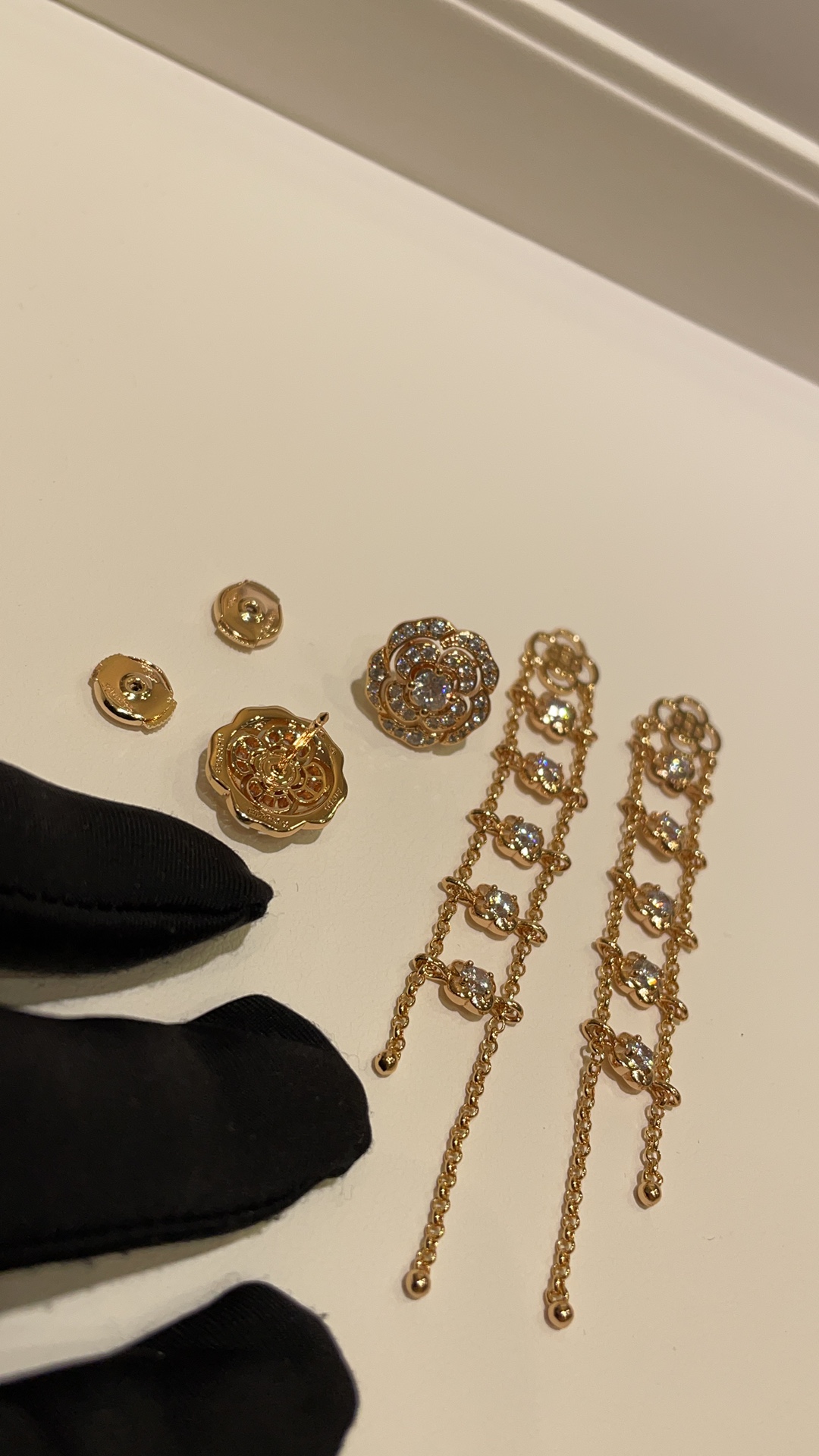 NO:635805,88360, arrived today with various wearing effects. New high-end jewelry series rose gold hollow full-diamond camellia chain earrings. The pinhole of the earring is also designed with hollowed-out camellia. After taking it off, wear the full-diamond camellia earrings alone. The details are very exquisite. The texture beauty is visible to the naked eye. Material jewelry crafts s sterling silver thick plated with real gold, pure silver, Cartier high-end jewelry1986090988360,今日到货多种佩戴效果 新款高级珠宝系列玫瑰金色镂空满钻山茶花链条耳钉 耳坠针孔处也是镂空山茶花的设计 取下来后单独佩戴满钻山茶花耳钉 细节非常精致 肉眼可见的质感美感 材质珠宝工艺 s纯银厚镀真金,,pure silver,卡迪亚高端饰品,Jewelry