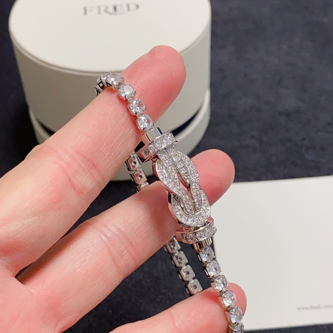 NO:110241,New product release is very popular. Fred Fred Sailing Boat Buckle 8-character Buckle Horseshoe Buckle Full Diamond Neutral High-quality Bracelet Bracelet!  The chain is full of diamonds and shiny big brand, fashionable and exquisite FORCE series bracelets high-end customization~Asia gold micro electroplating 18k gold craftsmanship, Seiko horseshoe buckle bracelet!  The effect of getting started is very versatile. Internet celebrity experts. A must-have item for fashion. Rose gold, gold and silver buttons. Two sizes of 17/19cm for couples. Elegant accessories, bracelet, bracelet, gold19860909新品发布火爆费雷德 Fred斐登帆船扣8字扣马蹄扣满钻中性款高品质手链手镯！链条满钻闪闪发亮大牌 时尚 精致FORCE 系列手链高端定制～亚金微电镀18k金工艺 精工马蹄扣头手镯！上手效果非常百搭 网红达人 时尚一族必备单品 玫瑰金、黄金、银色扣头男女情侣款两个码数17/19cm,饰品精品,bracelet,bracelet,gold,Jewelry