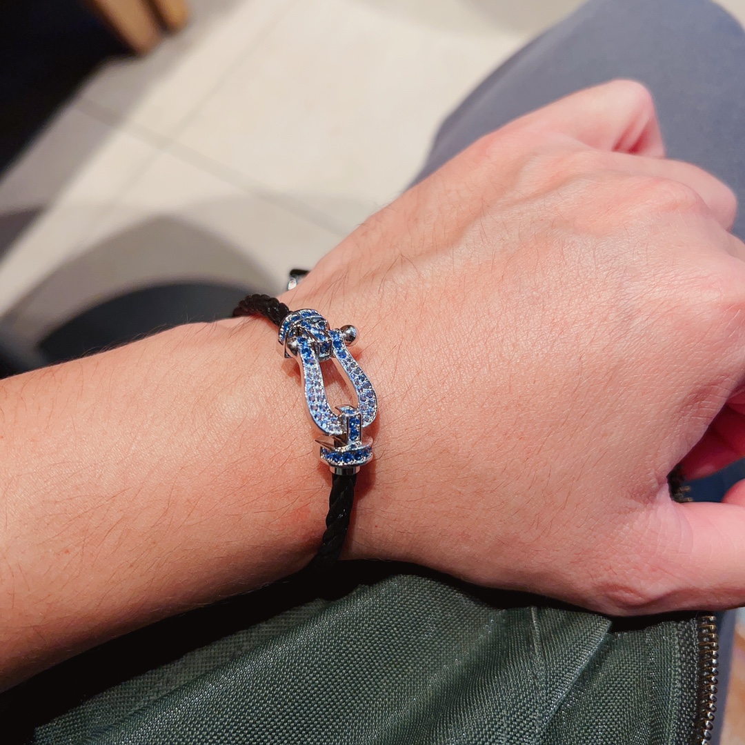 NO:110245,New products are released with hot wire Fred Fred full diamond, half diamond, and no diamond horseshoe buckle neutral high-quality Bao black wire rope bracelet bracelet!  Bensheng Rope Brand Fashion, Exquisite FORCE Series Bracelet High-end Customization~Asian Gold Micro Electroplating 18k Gold Craft Seiko Horseshoe Buckle Bracelet!  The effect of getting started is very versatile. Internet celebrity experts. A must-have item for fashion. Rose gold, gold and silver buttons. Two sizes of 17/19cm for couples. Elegant accessories, bracelet, bracelet, gold19860909新品发布火爆钢丝费雷德 Fred斐登满钻、半钻、无钻马蹄扣中性款高品质宝黑色钢丝绳手链手镯！本命绳大牌 时尚 精致FORCE 系列手链高端定制～亚金微电镀18k金工艺 精工马蹄扣头手镯！上手效果非常百搭 网红达人 时尚一族必备单品 玫瑰金、黄金、银色扣头男女情侣款两个码数17/19cm,饰品精品,bracelet,bracelet,gold,Jewelry