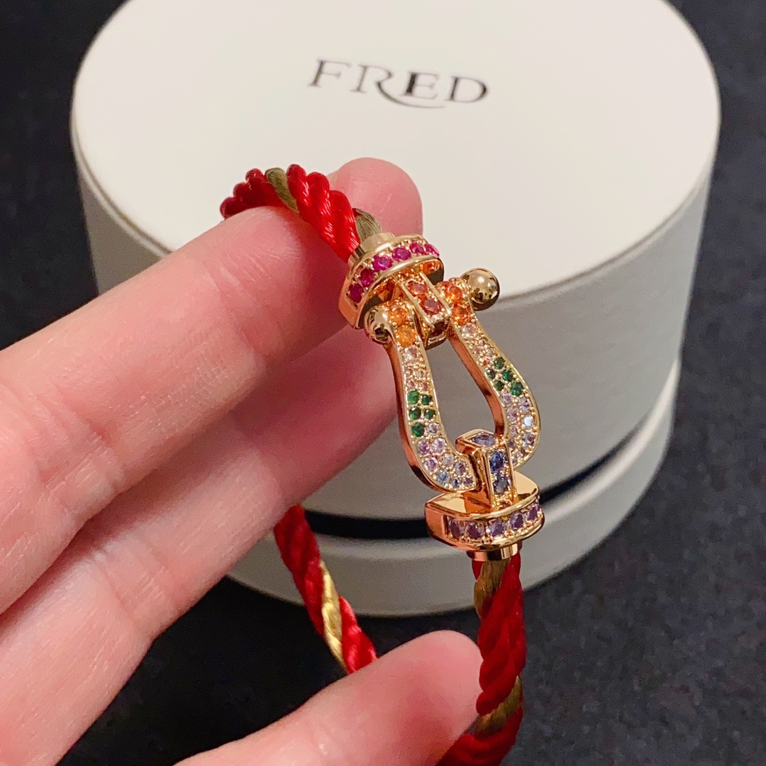 NO:110228,New products are released with hot wire Fred Fred full diamond, half diamond, and no diamond horseshoe buckle neutral high-quality Bao red wire rope bracelet bracelet!  Bensheng Rope Brand Fashion, Exquisite FORCE Series Bracelet High-end Customization~Asian Gold Micro Electroplating 18k Gold Craft Seiko Horseshoe Buckle Bracelet!  The effect of getting started is very versatile. Internet celebrity experts. A must-have item for fashion. Rose gold, gold and silver buttons. Two sizes of 17/19cm for couples. Elegant accessories, bracelet, bracelet, gold19860909新品发布火爆钢丝费雷德 Fred斐登满钻、半钻、无钻马蹄扣中性款高品质宝红色钢丝绳手链手镯！本命绳大牌 时尚 精致FORCE 系列手链高端定制～亚金微电镀18k金工艺 精工马蹄扣头手镯！上手效果非常百搭 网红达人 时尚一族必备单品 玫瑰金、黄金、银色扣头男女情侣款两个码数17/19cm,饰品精品,bracelet,bracelet,gold,Jewelry