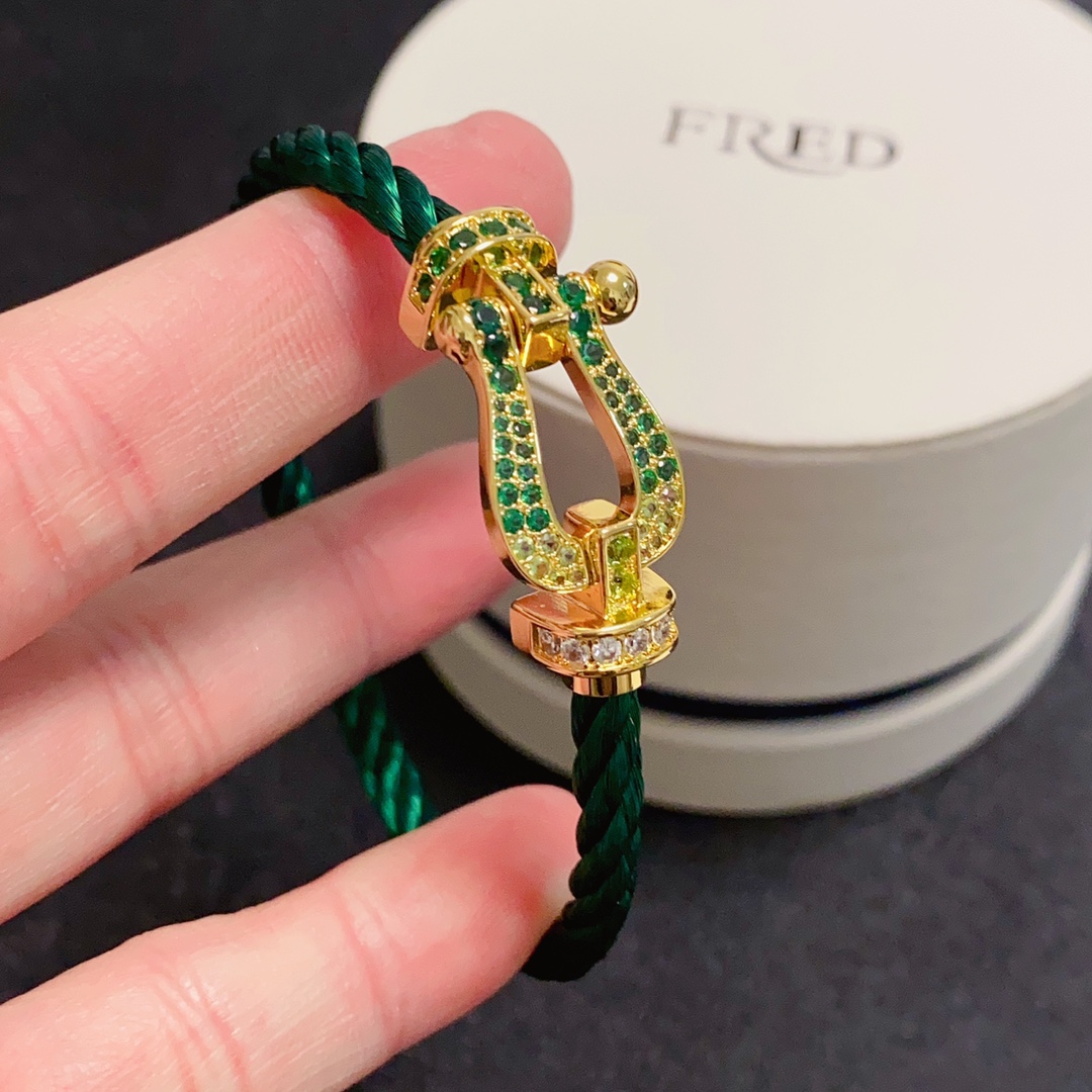 NO:110230,New products are released with hot wire Fred Fred full diamond, half diamond, and no diamond horseshoe buckle neutral high-quality Bao green wire rope bracelet bracelet!  Bensheng Rope Brand Fashion, Exquisite FORCE Series Bracelet High-end Customization~Asian Gold Micro Electroplating 18k Gold Craft Seiko Horseshoe Buckle Bracelet!  The effect of getting started is very versatile. Internet celebrity experts. A must-have item for fashion. Rose gold, gold and silver buttons. Two sizes of 17/19cm for couples. Elegant accessories, bracelet, bracelet, gold19860909新品发布火爆钢丝费雷德 Fred斐登满钻、半钻、无钻马蹄扣中性款高品质宝绿色钢丝绳手链手镯！本命绳大牌 时尚 精致FORCE 系列手链高端定制～亚金微电镀18k金工艺 精工马蹄扣头手镯！上手效果非常百搭 网红达人 时尚一族必备单品 玫瑰金、黄金、银色扣头男女情侣款两个码数17/19cm,饰品精品,bracelet,bracelet,gold,Jewelry