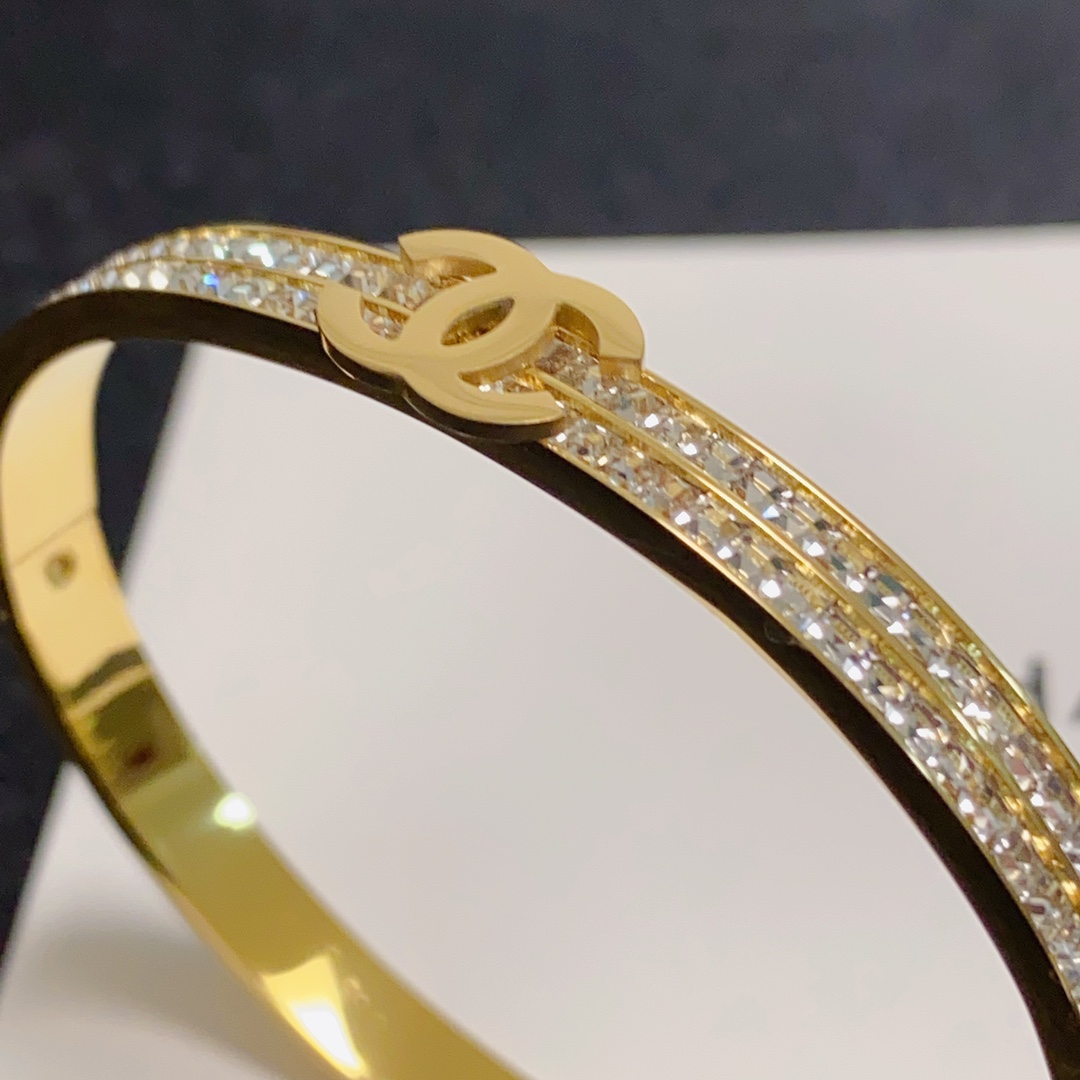 NO:110232,Xiaohongshu recommends the popular Xiaoxiang new carved c letter double row diamond inlaid bracelet Chanel Chanel high-quality imported stainless steel bracelet super heavy industry bling bling bling, the color matching is very good and high-end, goddess temperament high-end, stainless steel material is not allergic and not faded. One to one exquisite craftsmanship, classic charm, high cost performance, must-have choice, jewelry quality, chanel, chanel, bracelet19860909小红书推荐爆款小香新款雕刻c字母双排排钻镶钻手镯香奈儿Chanel高品质进口精钢手镯超重工bling bling,颜色搭配得非常好高级感 女神气质高端 精钢材质不过敏不褪色.一比一精美工艺,经典至极的魅物,性价比高 必备必入之选,饰品精品,chanel,chanel,bracelet,Jewelry