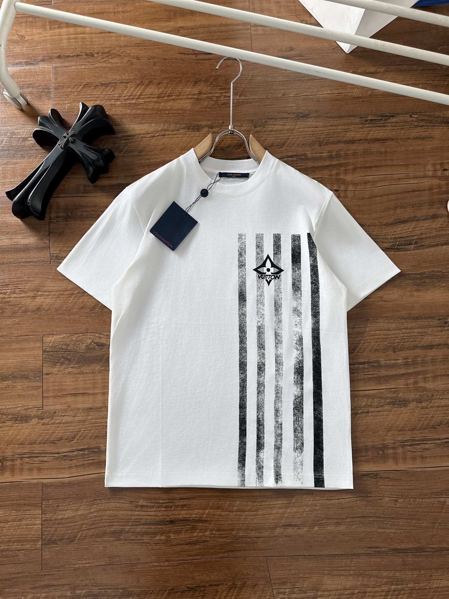 NO:474684,LV 2025 early spring new short-sleeved T-shirt for men and women, and the counter is available at the same time!  Customized exclusive pure cotton fabric, customized original craft threads, and chest heavy-work letter logo craft design!  Simple and generous, calm and versatile, extremely high-end, perfectly integrated with fashion and style, a top fashionable style that perfectly suits the outside wear!  The overall feeling is natural!  The ultimate classic versatile short-sleeved T-shirt is designed with the latest three-dimensional letter logo pattern elements!  The ultimate perfection of heavy industry!  Fans who pursue high quality are please buy them by themselves, and all fans who know the goods are invited to appreciate this model together!  !  Size S-2XL S S S Shoulder Width 46 Bust 102 Clothes 66 Sleeve length 22 M Sleeve width 47 Bust 106 Clothes 67 Sleeve length 23 L Sleeve width 48 Bust 110 Clothes 68 Sleeve length 24 XL Sleeve width 49 Bust 114 Clothes 69 Sleeve length 25 2XL Sleeve width 50 Bust 116 Clothes 70 Sleeve length 26,,louis vuitton,T-shirt,tees,t-shirt,alexander wang19860909LV 2025早春新款男女同款短袖T恤,专柜同步发售！定制专属纯棉面料,定制原版工艺螺纹,胸前重工字母logo工艺设计！简约大方,从容百搭,档次极高,完美融入时尚还有风情感一款完美符合外穿的顶尖时髦气质款！整体给人浑然天成的感觉！极致经典的百搭型短袖T恤,采用最新的立体字母logo图案元素设计！极致的重工极致的完美！追求高品质的粉丝们请自行抢购,诚邀所有识货的粉丝一同鉴赏此款！！ 尺码S-2XL S码肩宽46 胸围102 衣长66 袖长22 M码肩宽47 胸围106 衣长67 袖长23 L码肩宽48 胸围110 衣长68 袖长24 XL码肩宽49 胸围114 衣长69 袖长25 2XL码肩宽50 胸围116 衣长70 袖长26,,louis vuitton,T-shirt,tees，t-shirt,alexander wang,Men's clothing