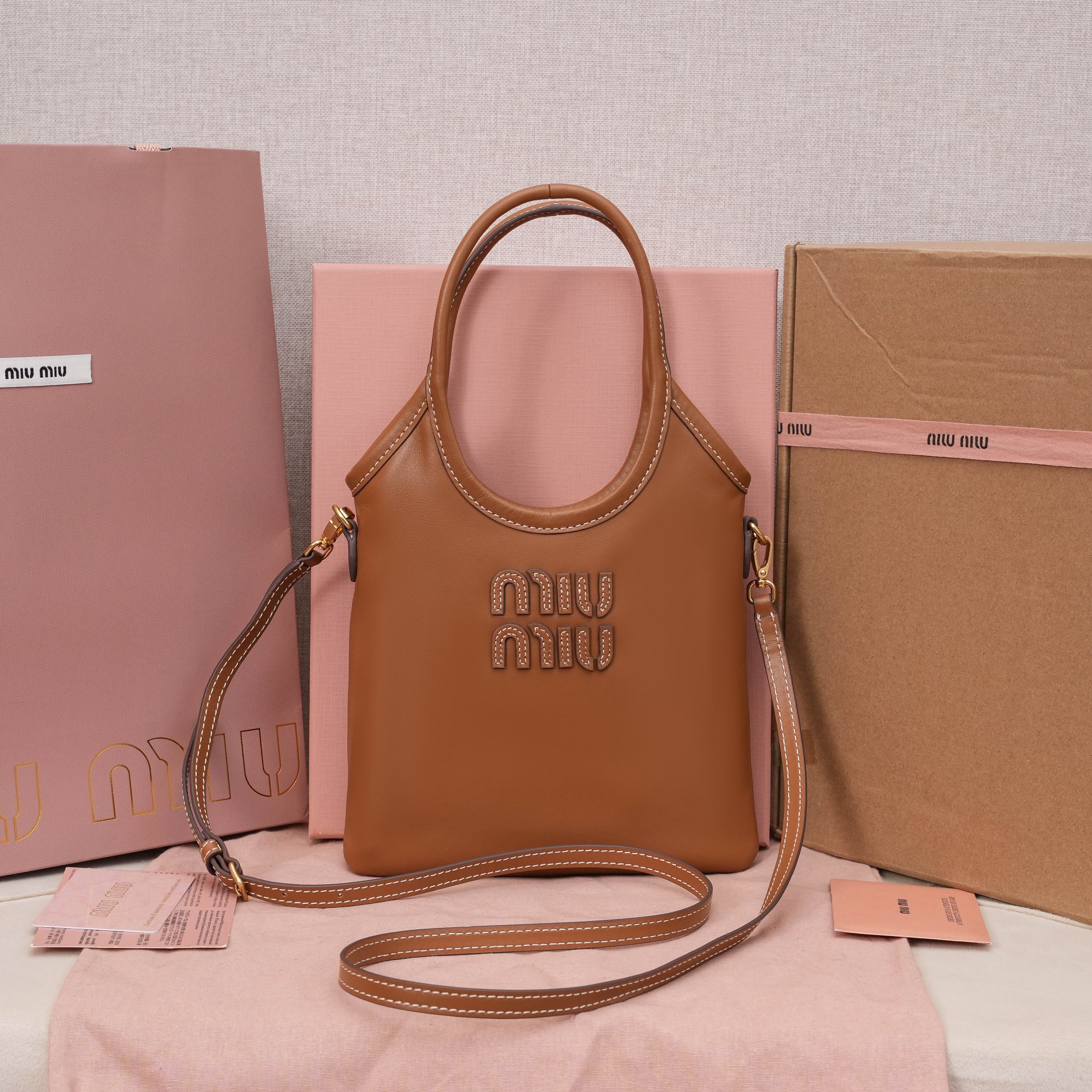 Miu Miu 迷你托特包 浮雕字母徽標 可拆卸皮革長肩帶