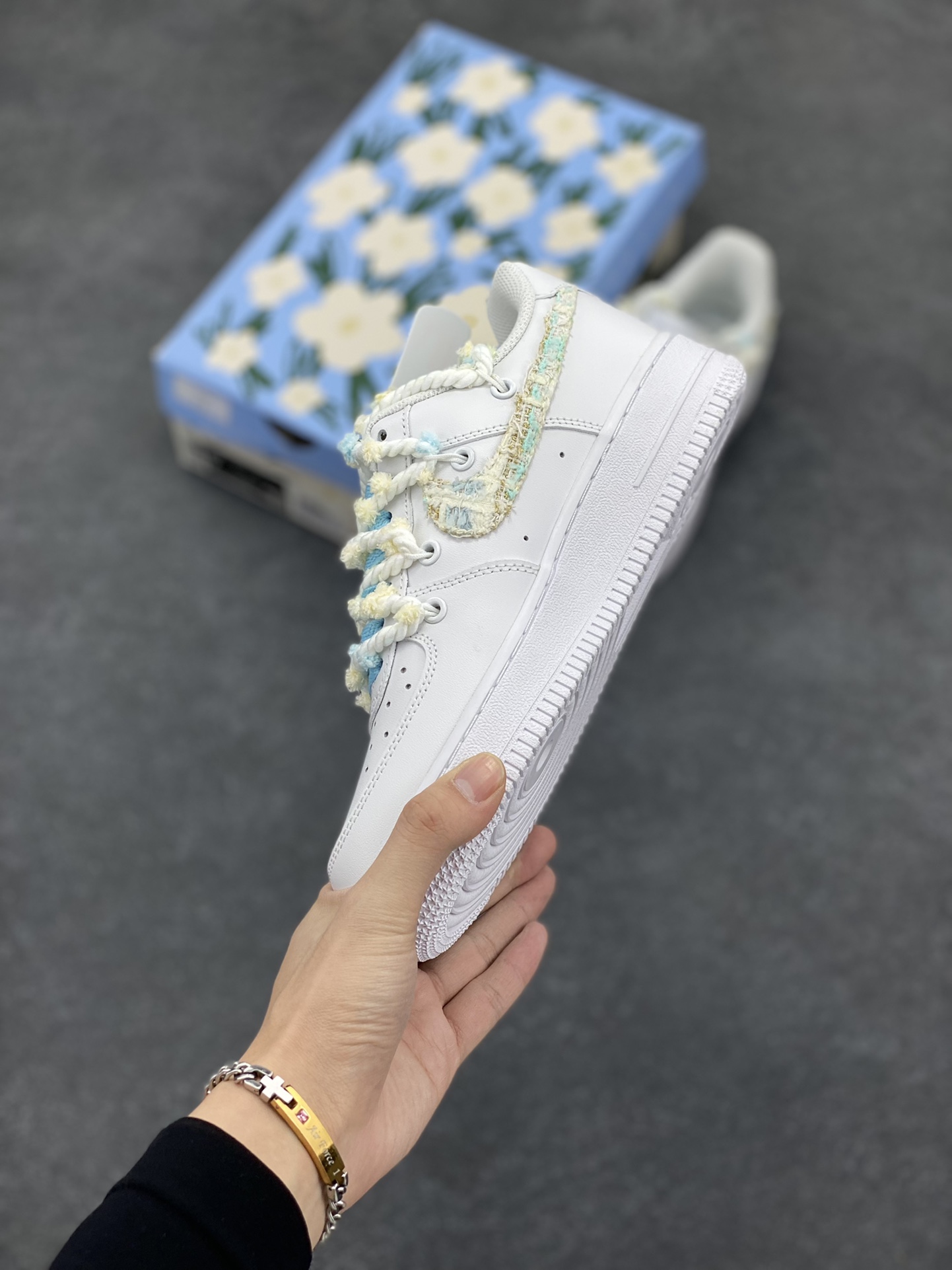 图片[3]-“物语蓝”✨订制空军一号板鞋  该定制版球鞋选用原鞋款为Nike Air Force1空军一号低帮，此款设计灵感以情人节为主题，配色上以蓝白色为主，鞋勾处有小香风布贴点缀，加上鞋后跟蓝色蝴蝶结布贴细节满满。 货号：CH9999-223 尺码：35.5 36 36.5 37.5 38 38.5 39 40 40.5 41 42 42.5 43 44 44.5 45-选品中心